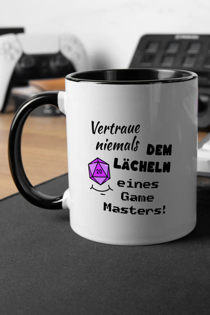 Titelbild der Keramik Tasse von Maondo mit dem Design Game Master in der Farbe Schwarz-Weiß