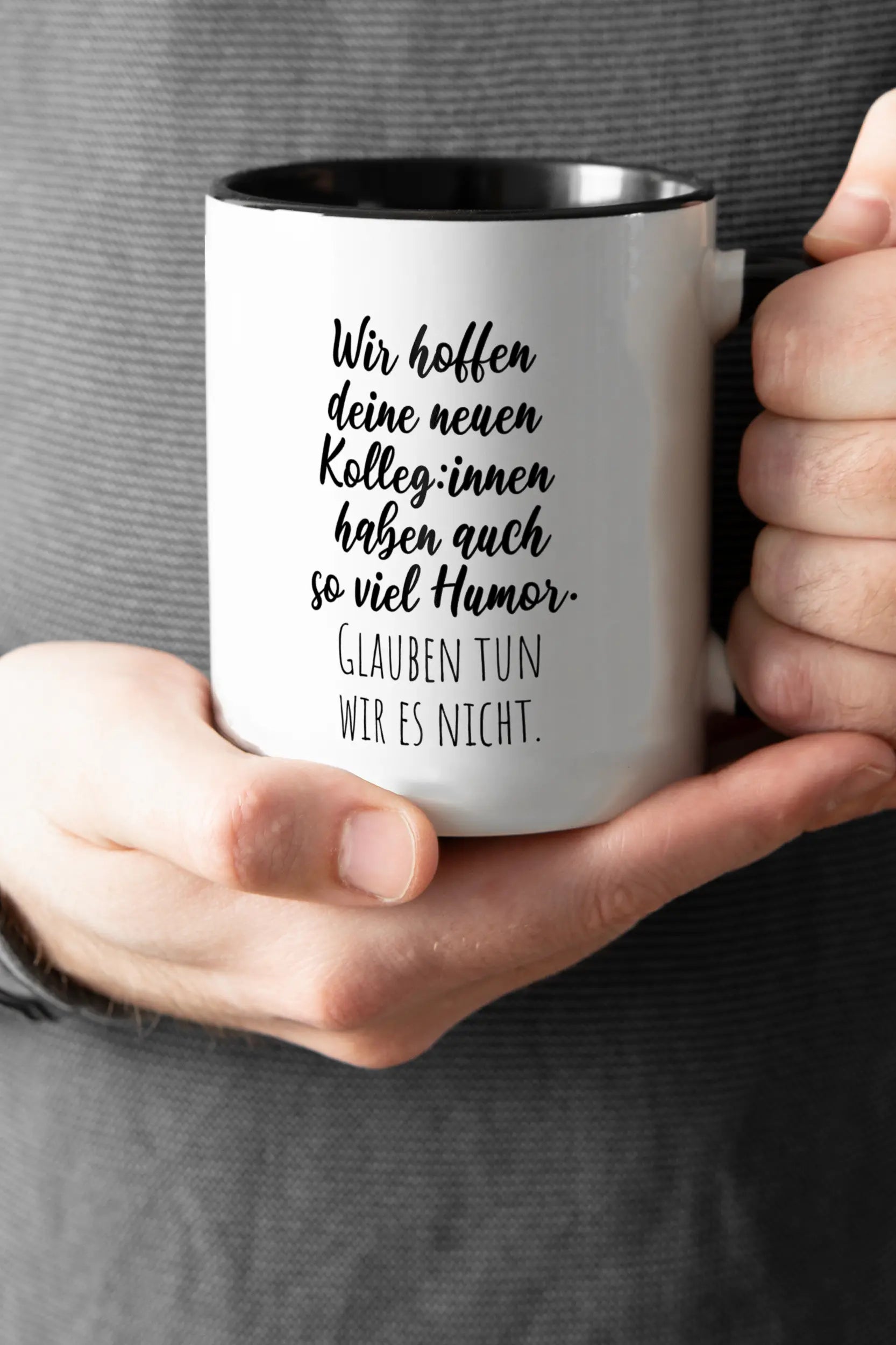 Titelbild der Keramik Tasse von Maondo mit dem Design Abschiedsgruß in der Farbe Schwarz-Weiß