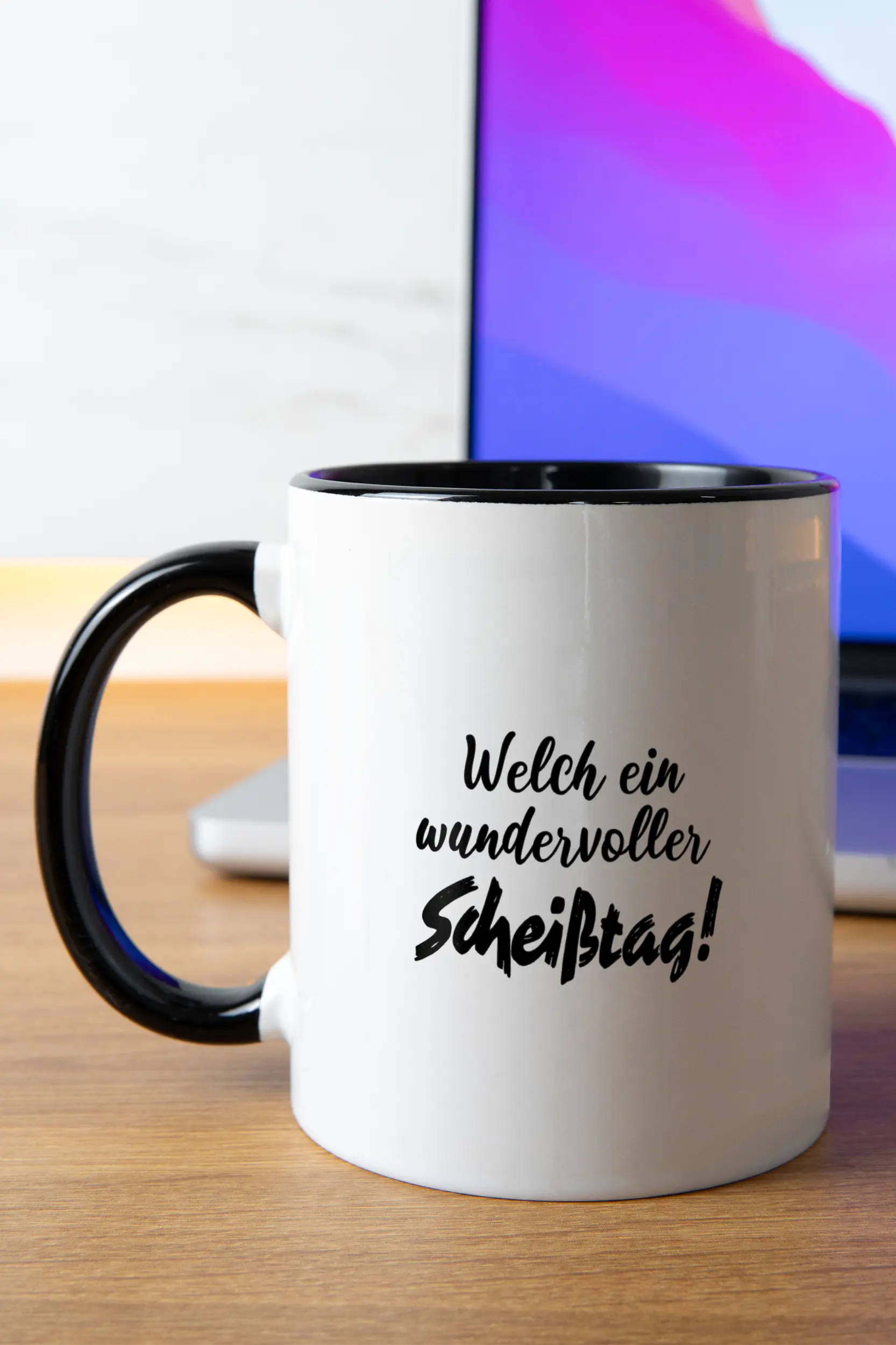 Titelbild der Keramik Tasse von Maondo mit dem Design Wundervoller Scheißtag in der Farbe Schwarz-Weiß
