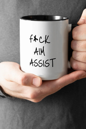 Titelbild der Keramik Tasse von Maondo mit dem Design F Aim Assist in der Farbe Schwarz-Weiß