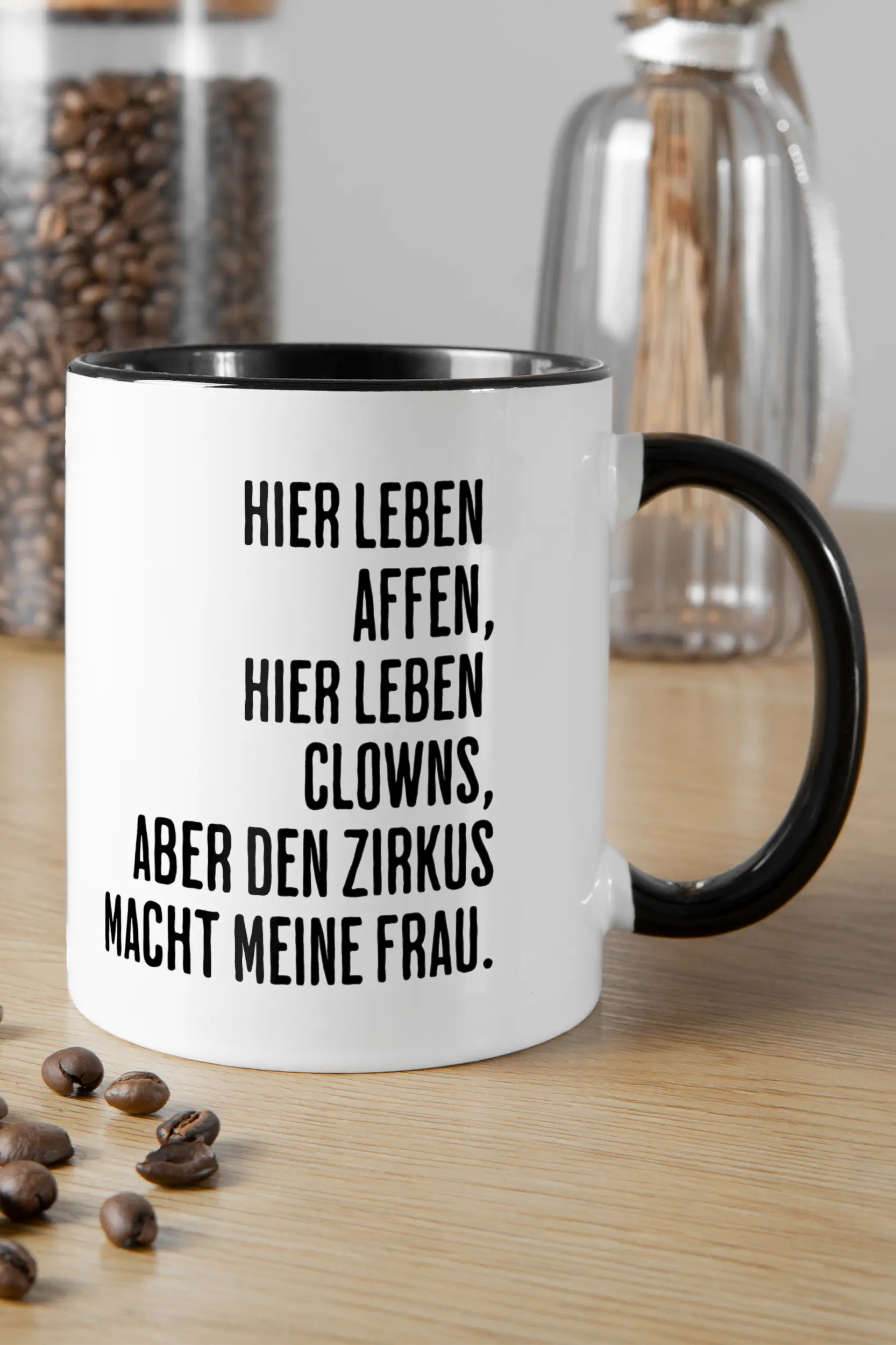 Titelbild der Keramik Tasse von Maondo mit dem Design Affenzirkus in der Farbe Schwarz-Weiß