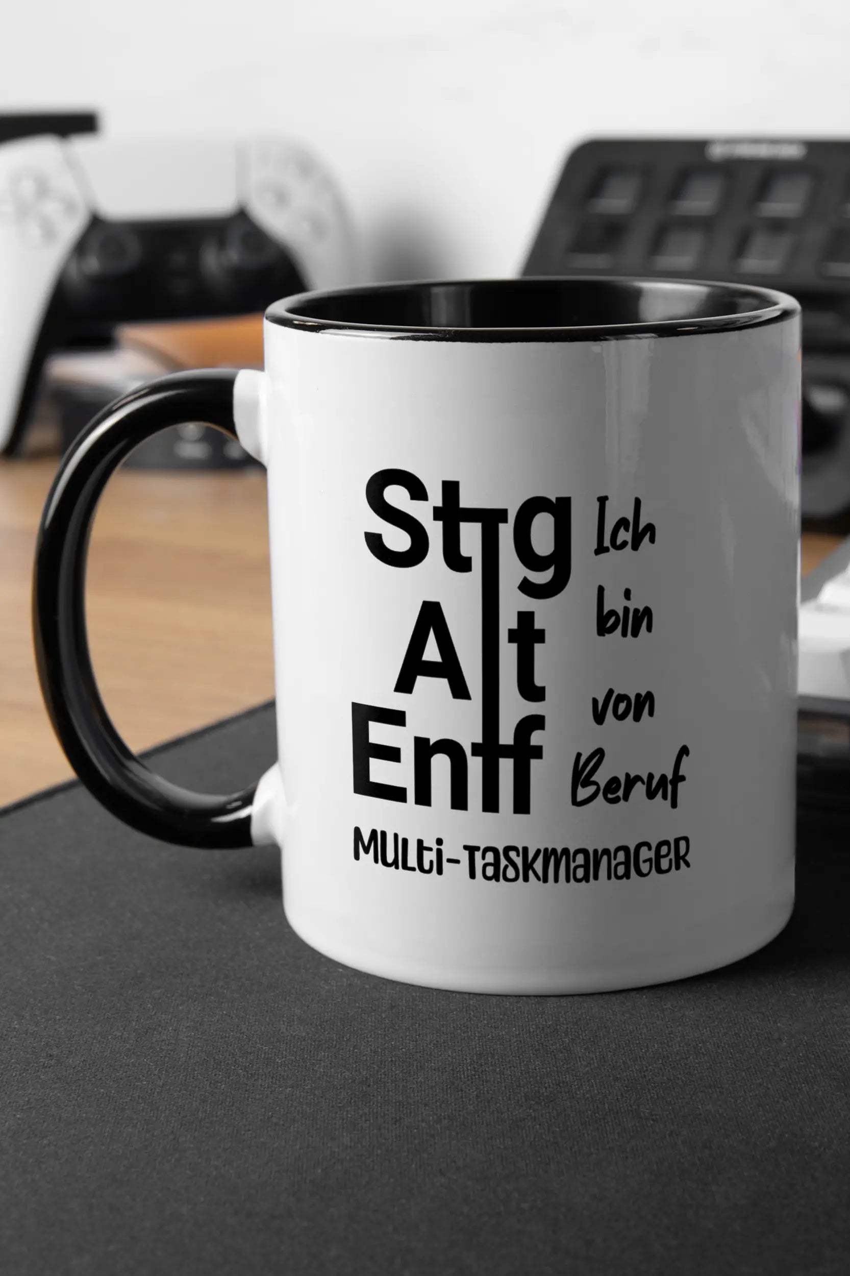 Titelbild der Keramik Tasse von Maondo mit dem Design Multi-Taskmanager in der Farbe Schwarz-Weiß
