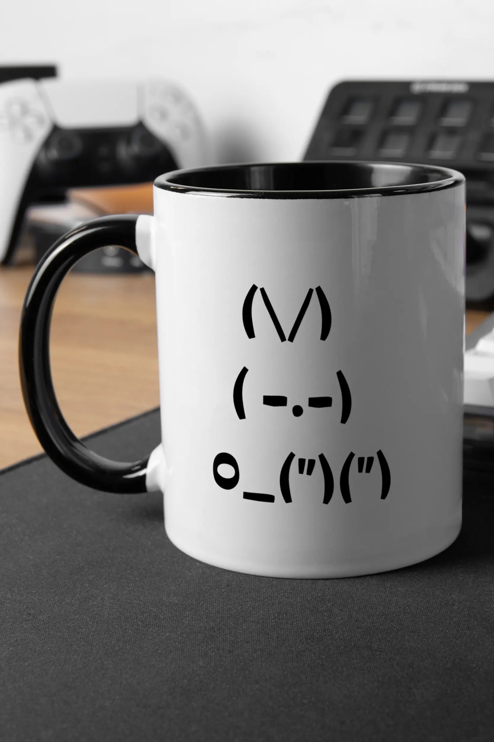 Titelbild der Keramik Tasse von Maondo mit dem Design Nicer Hase in der Farbe Schwarz-Weiß