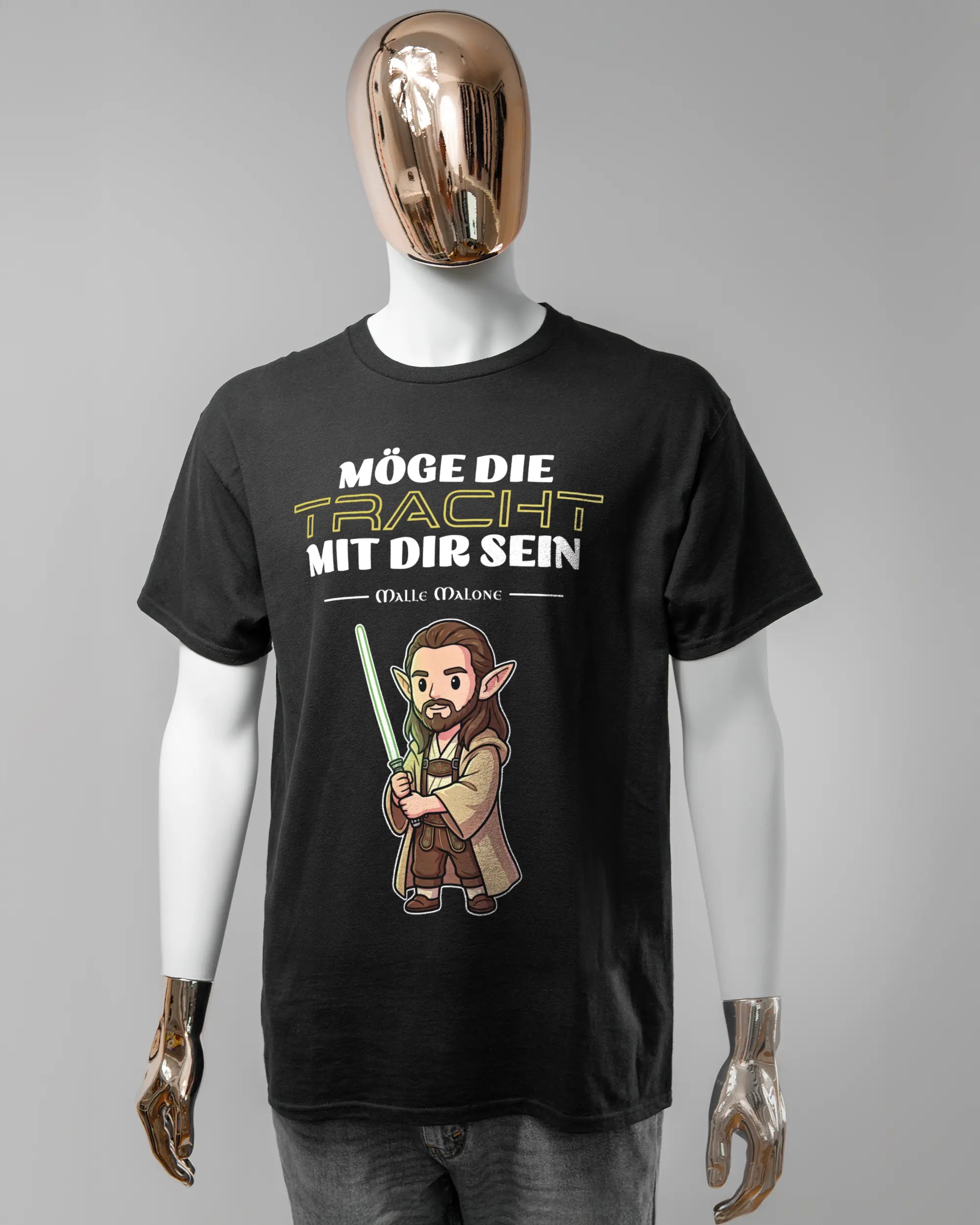 Vorderseite des Basic Unisex T-Shirt Regular von Maondo mit dem Design Tracht mit dir in der Farbe Black und in der Größe L getragen von einer maskulinen Puppe
