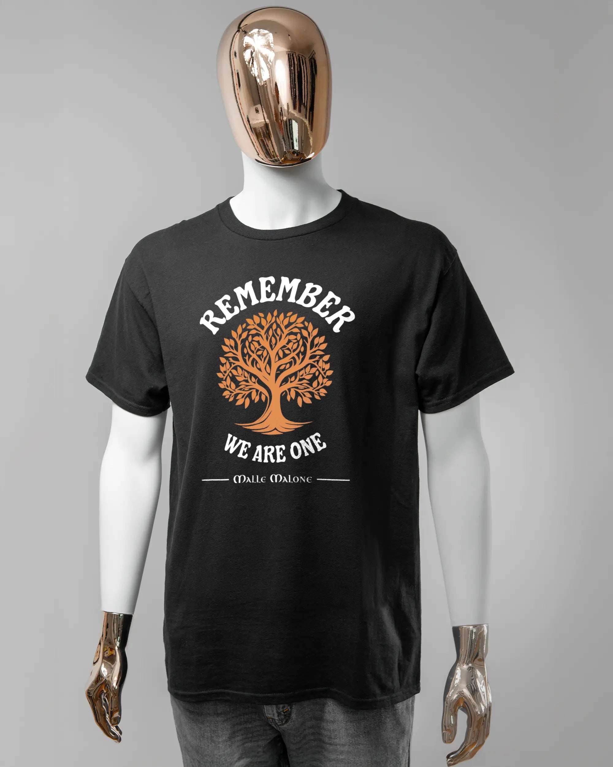 Vorderseite des Basic Unisex T-Shirt Regular von Maondo mit dem Design We are one in der Farbe Black und in der Größe L getragen von einer maskulinen Puppe