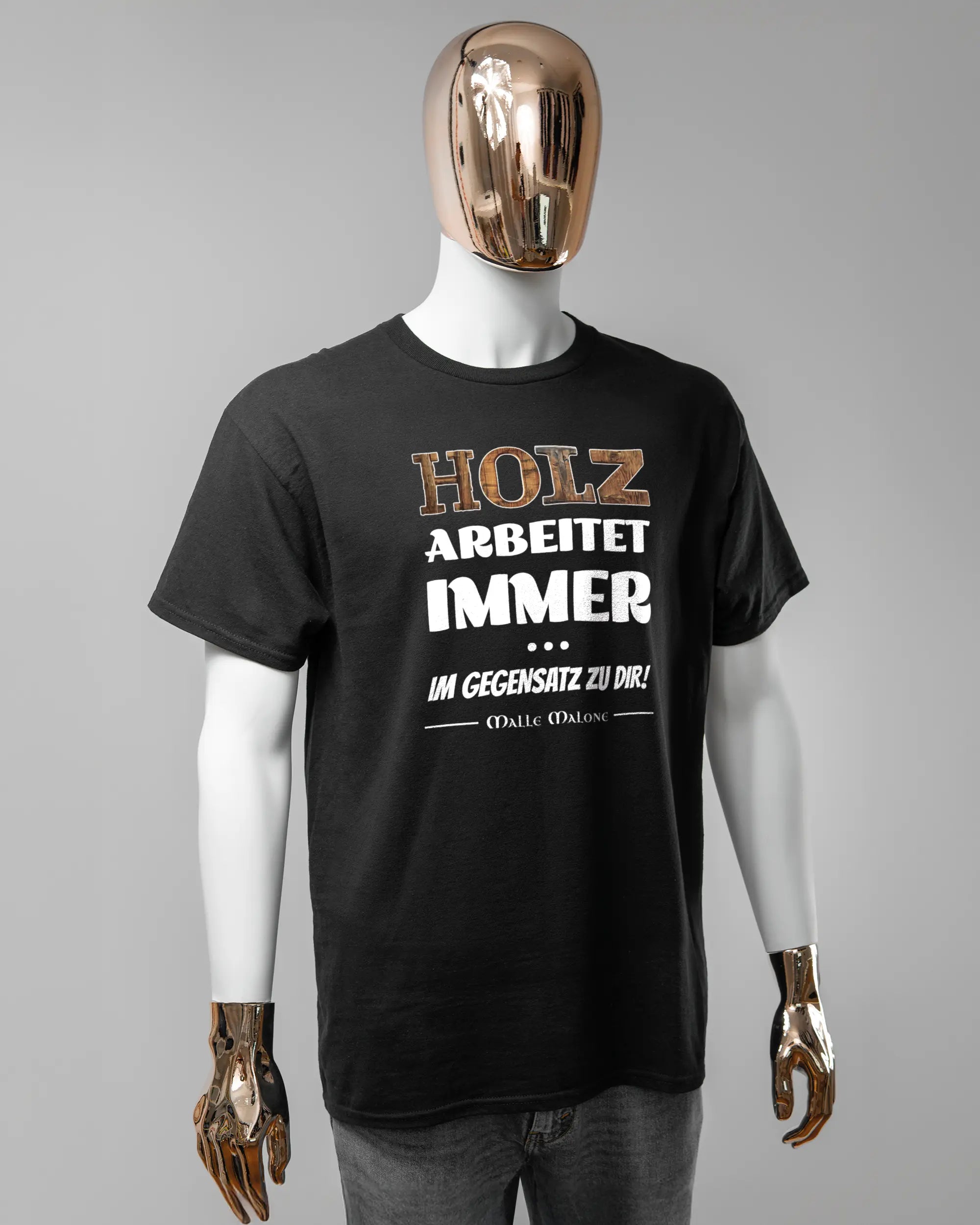 Vorderseite des Basic Unisex T-Shirt Regular von Maondo mit dem Design Holzarbeit in der Farbe Black und in der Größe L getragen von einer maskulinen Puppe