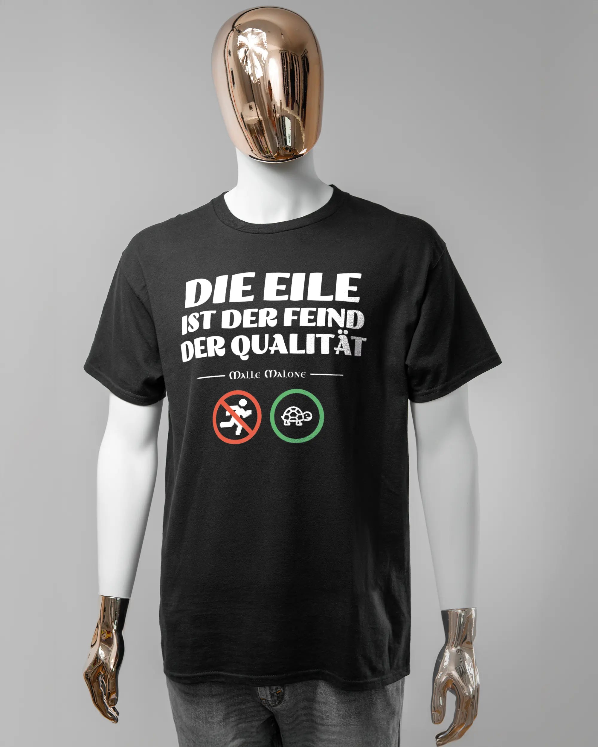 Vorderseite des Basic Unisex T-Shirt Regular von Maondo mit dem Design Keine Eile in der Farbe Black und in der Größe L getragen von einer maskulinen Puppe