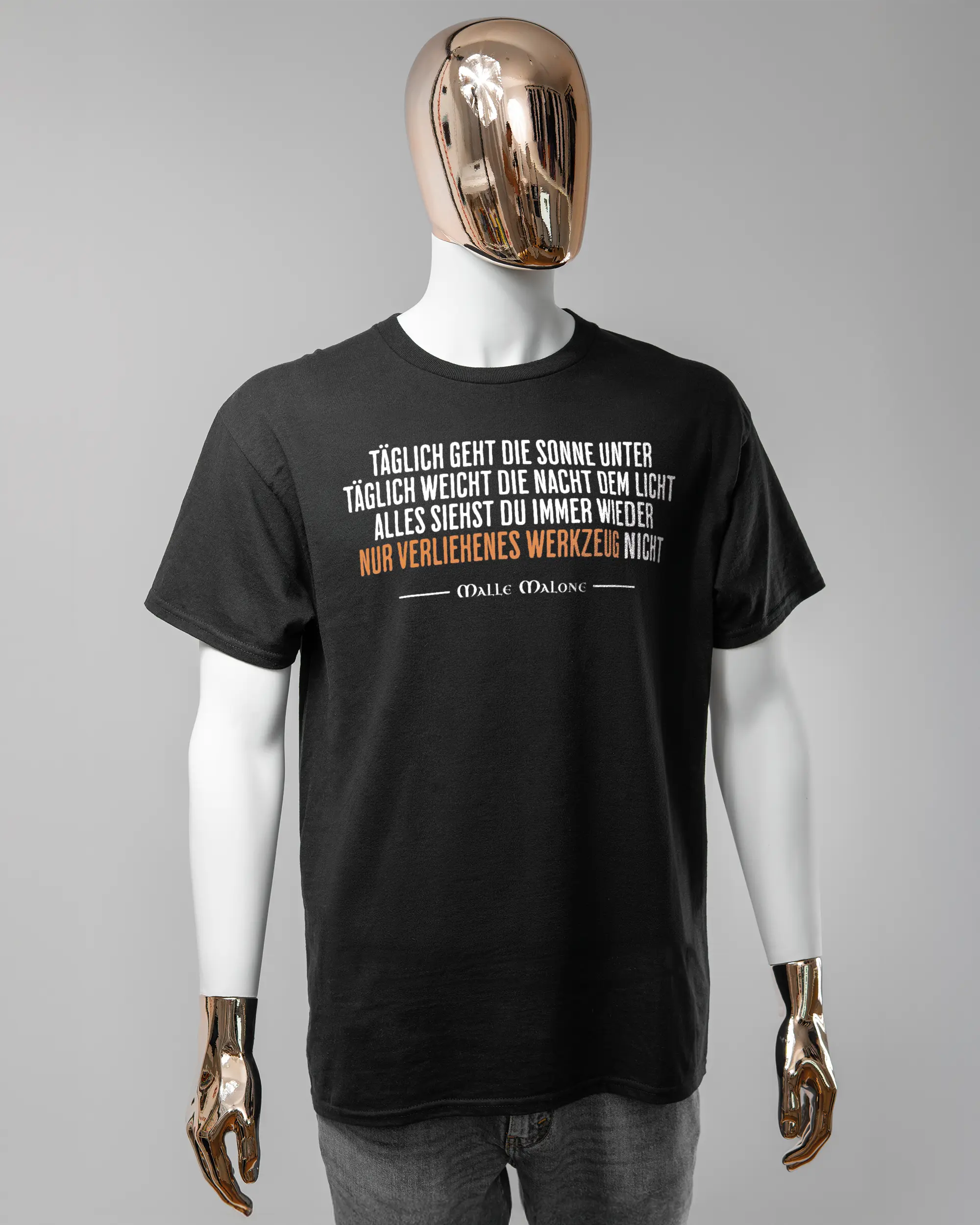 Vorderseite des Basic Unisex T-Shirt Regular von Maondo mit dem Design Wegzeug in der Farbe Black und in der Größe L getragen von einer maskulinen Puppe