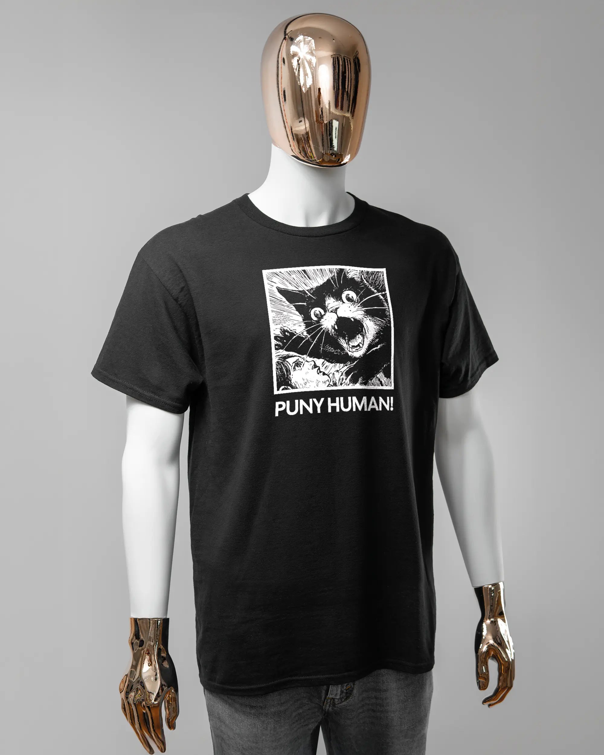 Vorderseite des Basic Unisex T-Shirt Regular von Maondo mit dem Design Puny Human in der Farbe Black und in der Größe L getragen von einer maskulinen Puppe