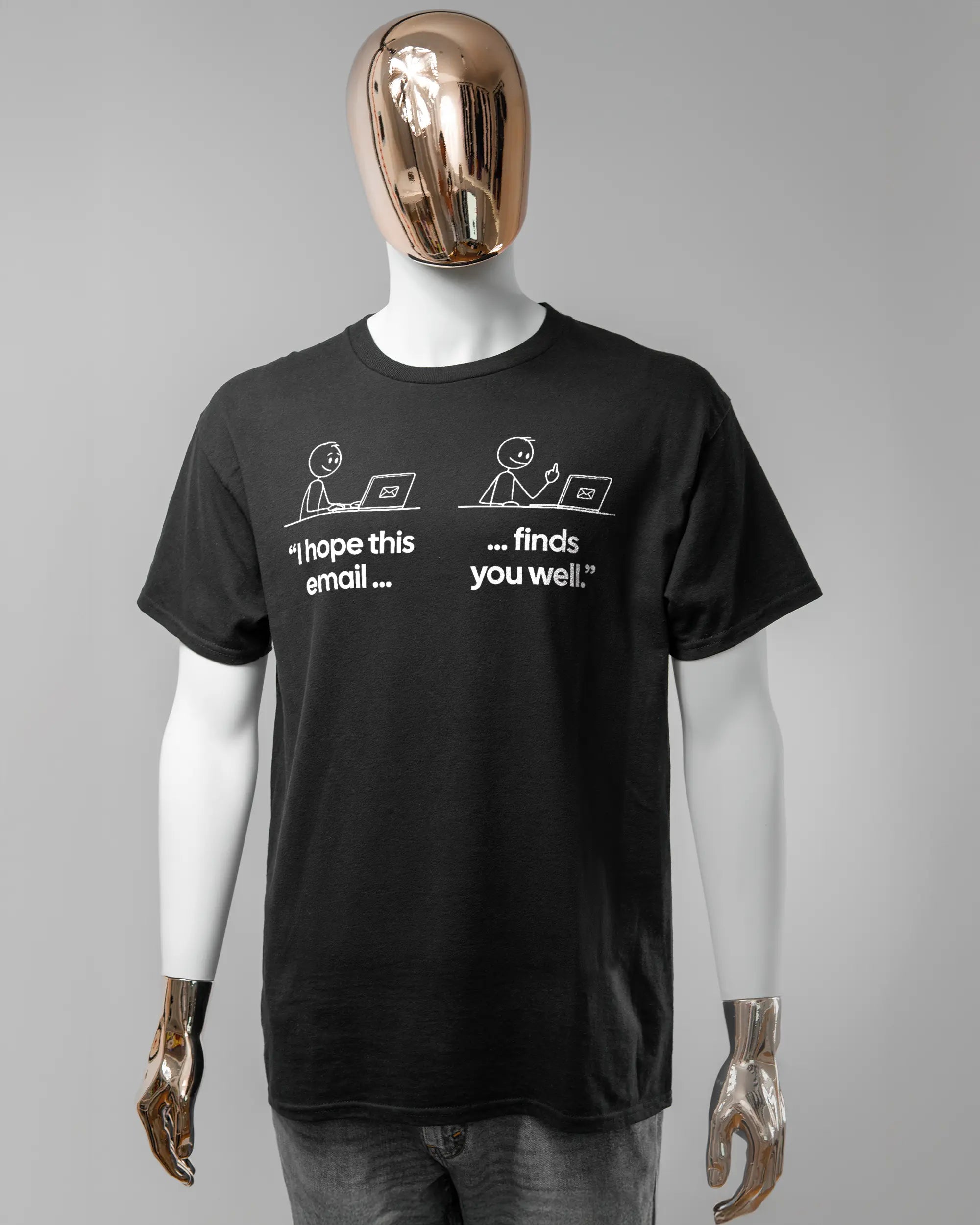 Vorderseite des Basic Unisex T-Shirt Regular von Maondo mit dem Design Found me not well in der Farbe Black und in der Größe L getragen von einer maskulinen Puppe