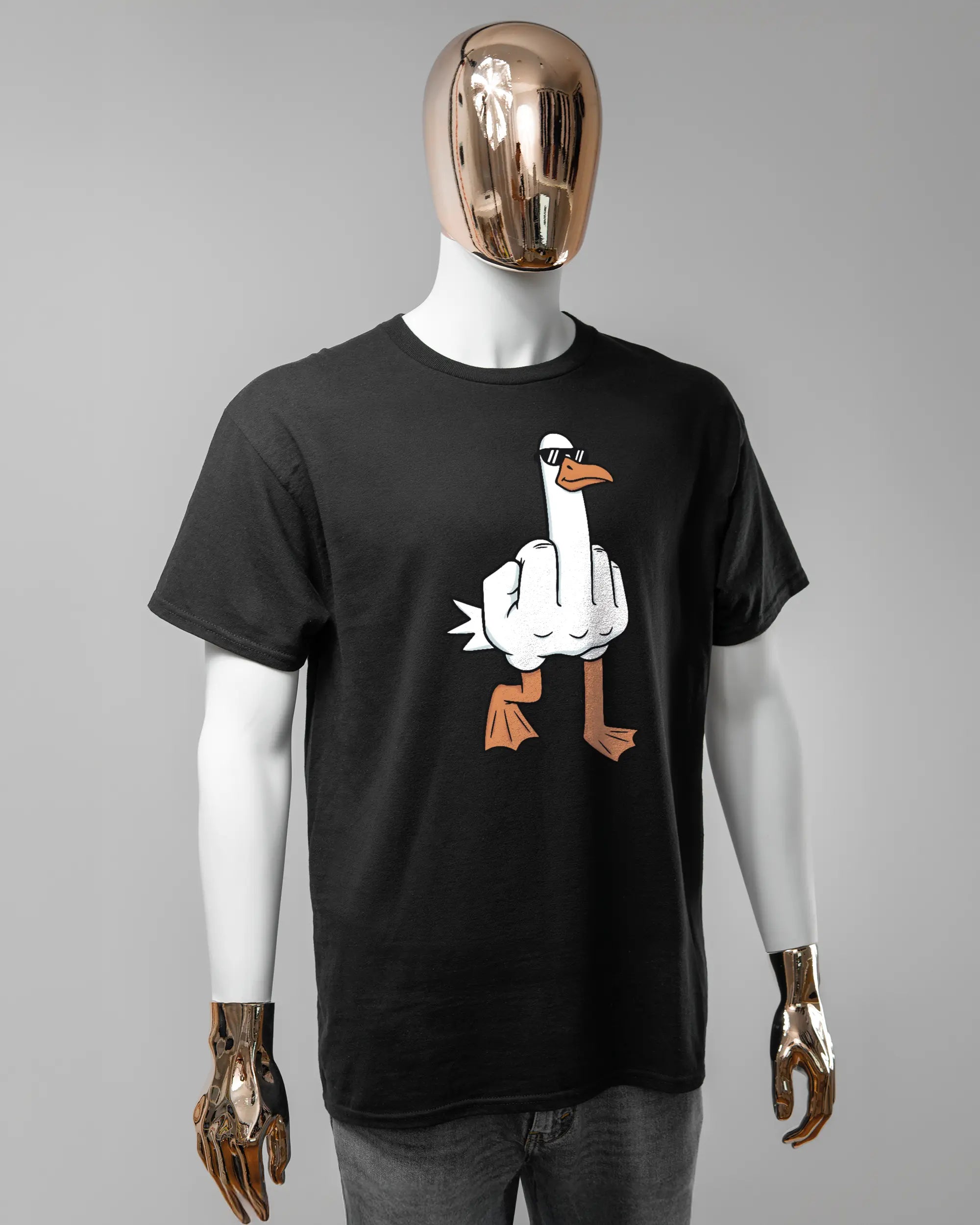 Vorderseite des Basic Unisex T-Shirt Regular von Maondo mit dem Design I give a duck in der Farbe Black und in der Größe L getragen von einer maskulinen Puppe
