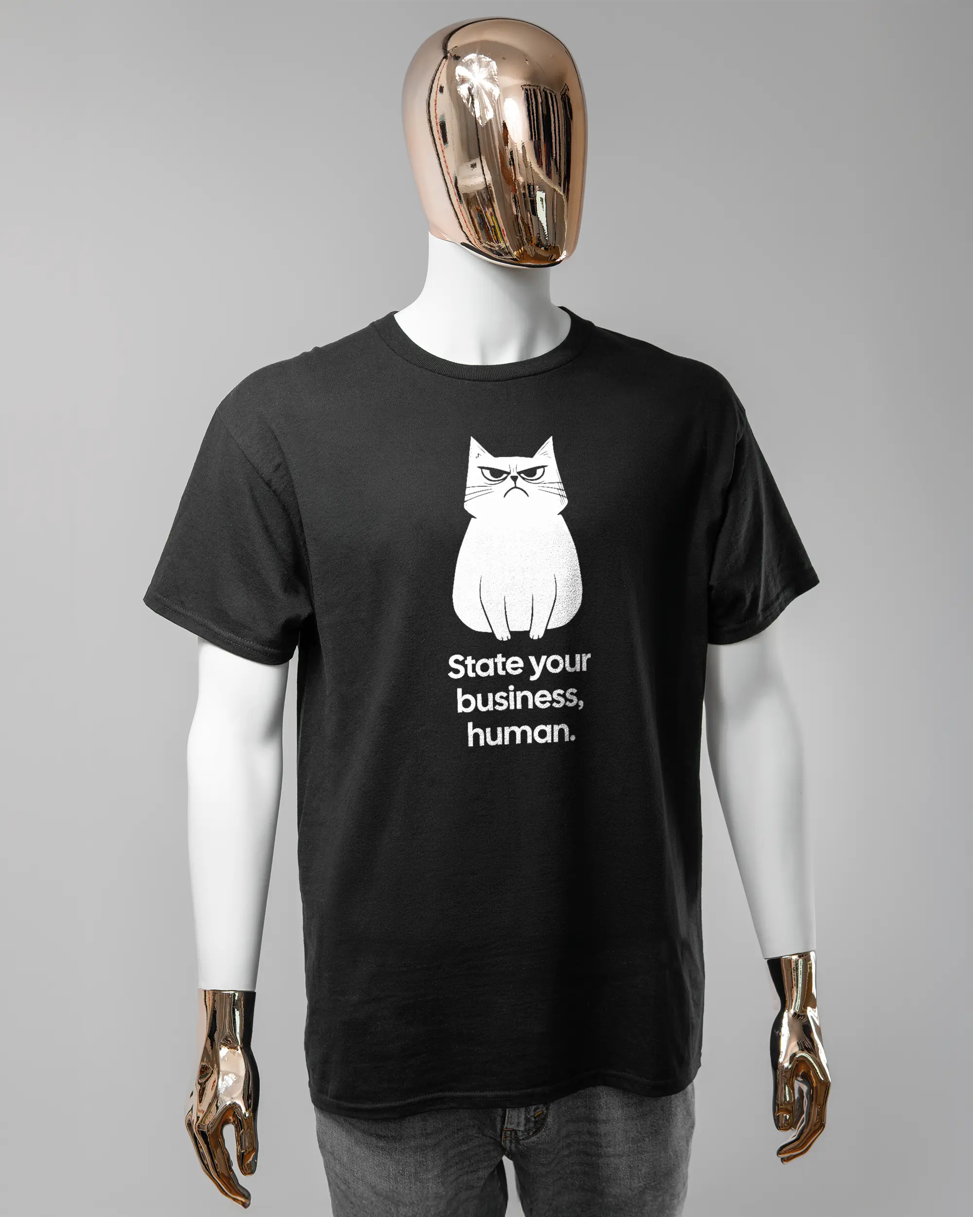 Vorderseite des Basic Unisex T-Shirt Regular von Maondo mit dem Design Grumpy Purr in der Farbe Black und in der Größe L getragen von einer maskulinen Puppe