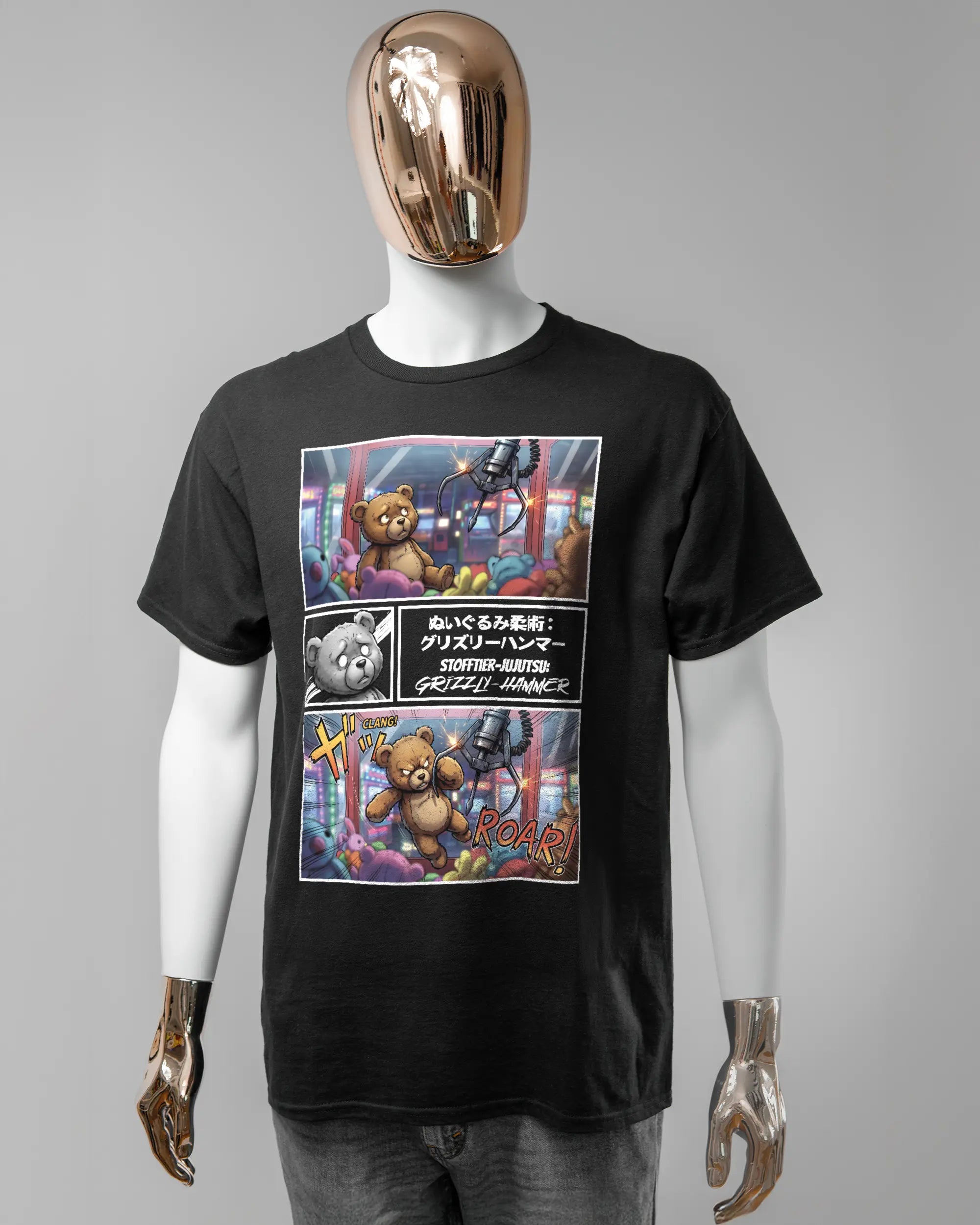 Vorderseite des Basic Unisex T-Shirt Regular von Maondo mit dem Design Manga Stoff in der Farbe Black und in der Größe L getragen von einer maskulinen Puppe