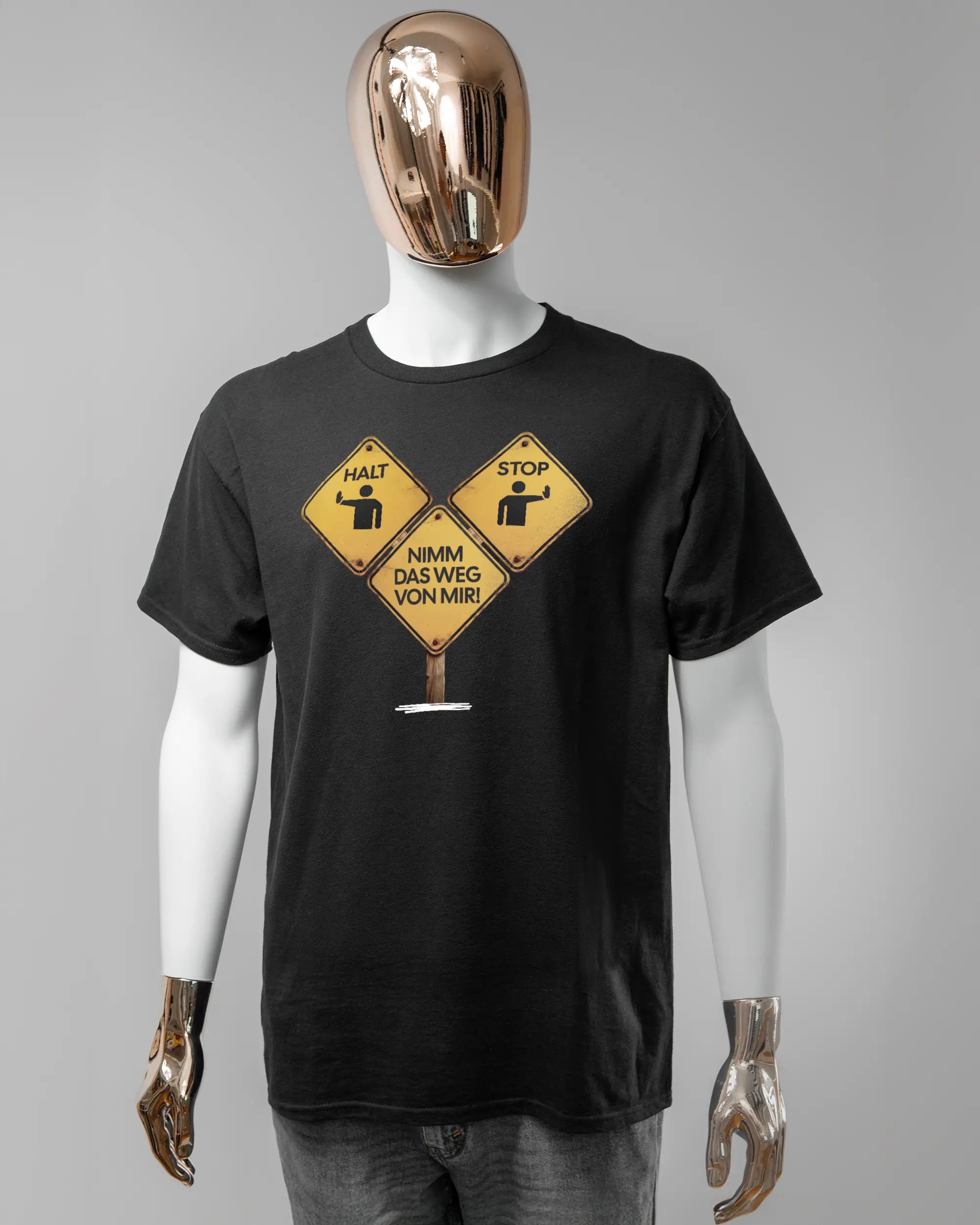 Vorderseite des Basic Unisex T-Shirt Regular von Maondo mit dem Design Schutzschild in der Farbe Black und in der Größe L getragen von einer maskulinen Puppe