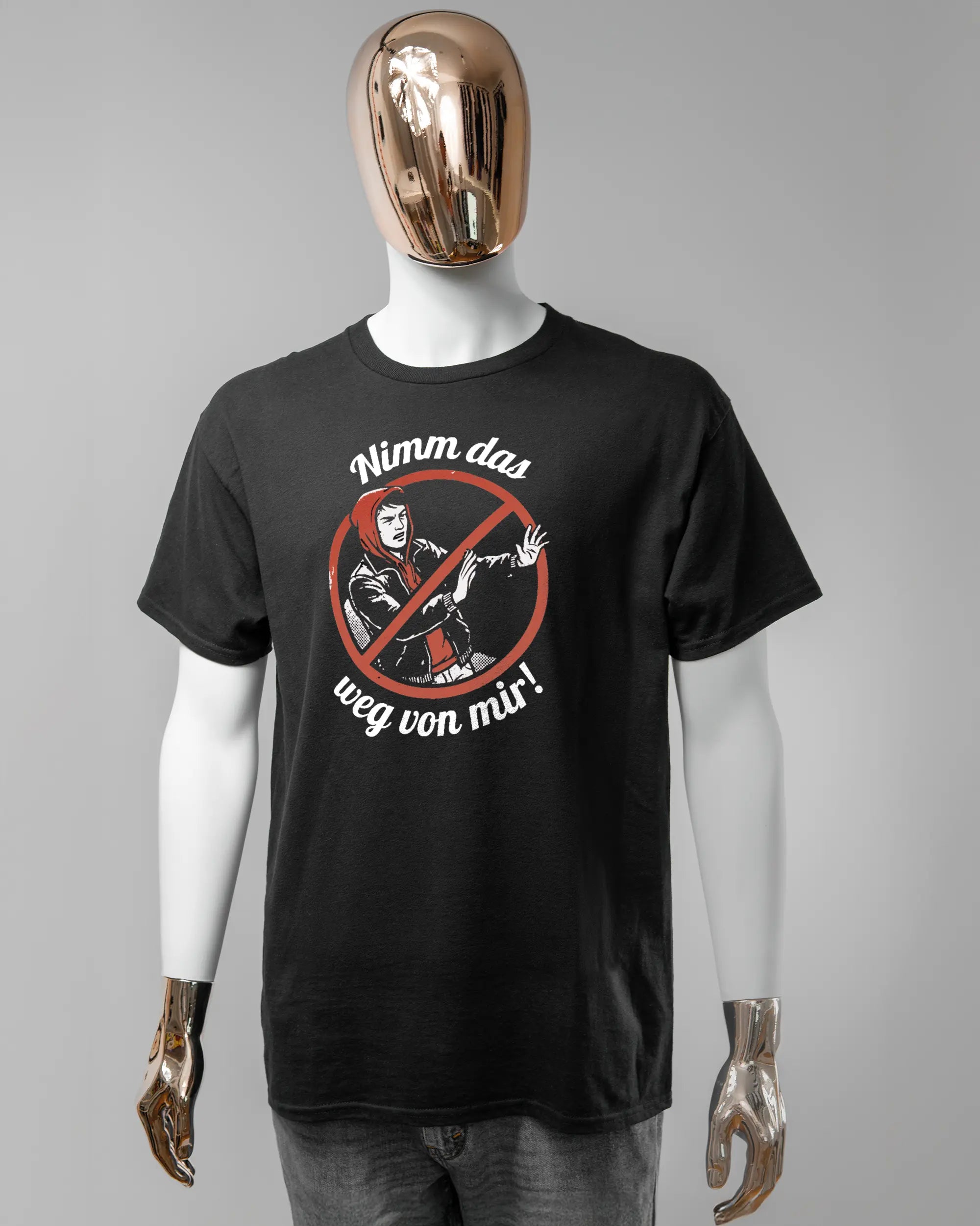 Vorderseite des Basic Unisex T-Shirt Regular von Maondo mit dem Design Nimm das weg in der Farbe Black und in der Größe L getragen von einer maskulinen Puppe