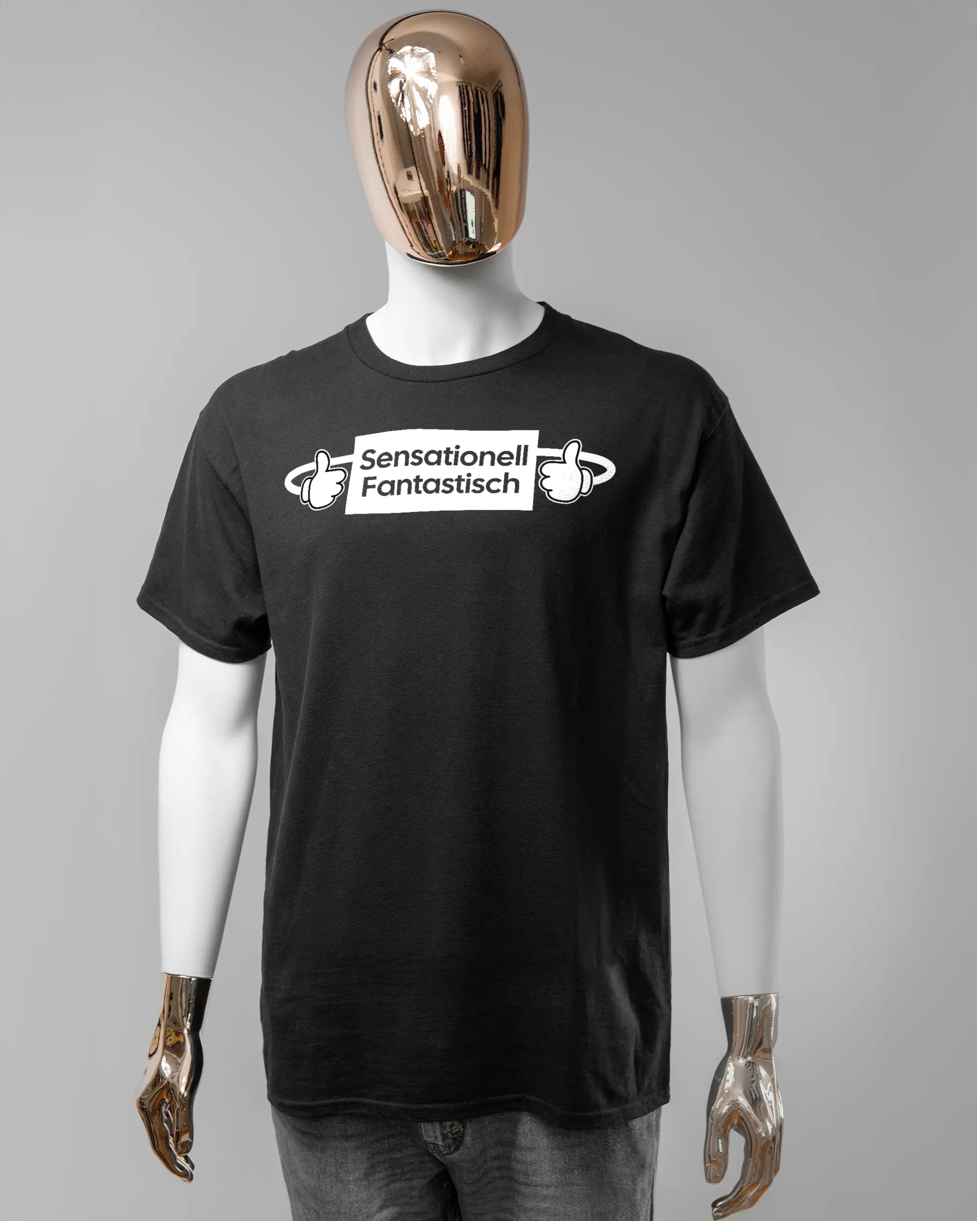 Vorderseite des Basic Unisex T-Shirt Regular von Maondo mit dem Design Fantastisch in der Farbe Black und in der Größe L getragen von einer maskulinen Puppe