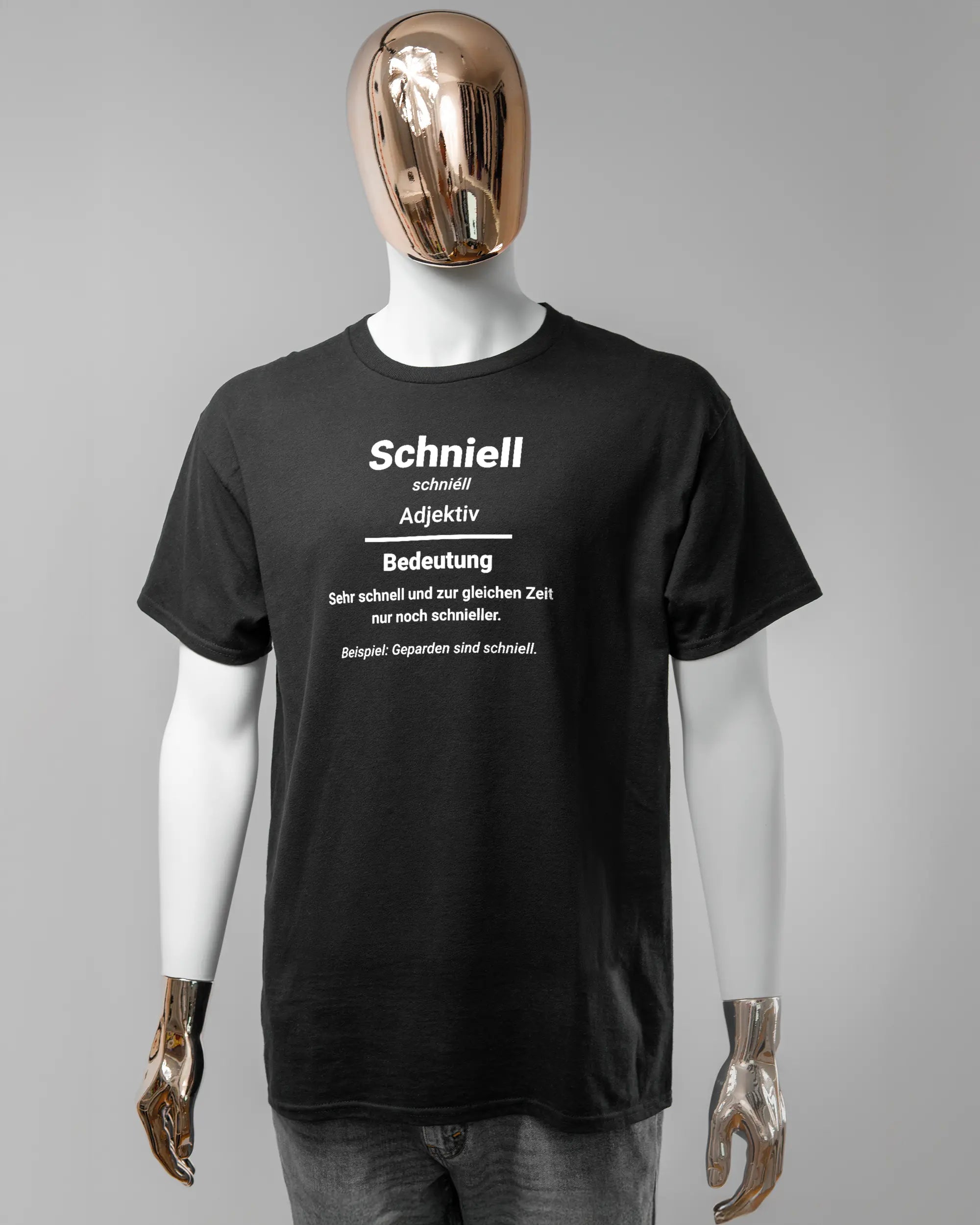 Vorderseite des Basic Unisex T-Shirt Regular von Maondo mit dem Design Schniell in der Farbe Black und in der Größe L getragen von einer maskulinen Puppe