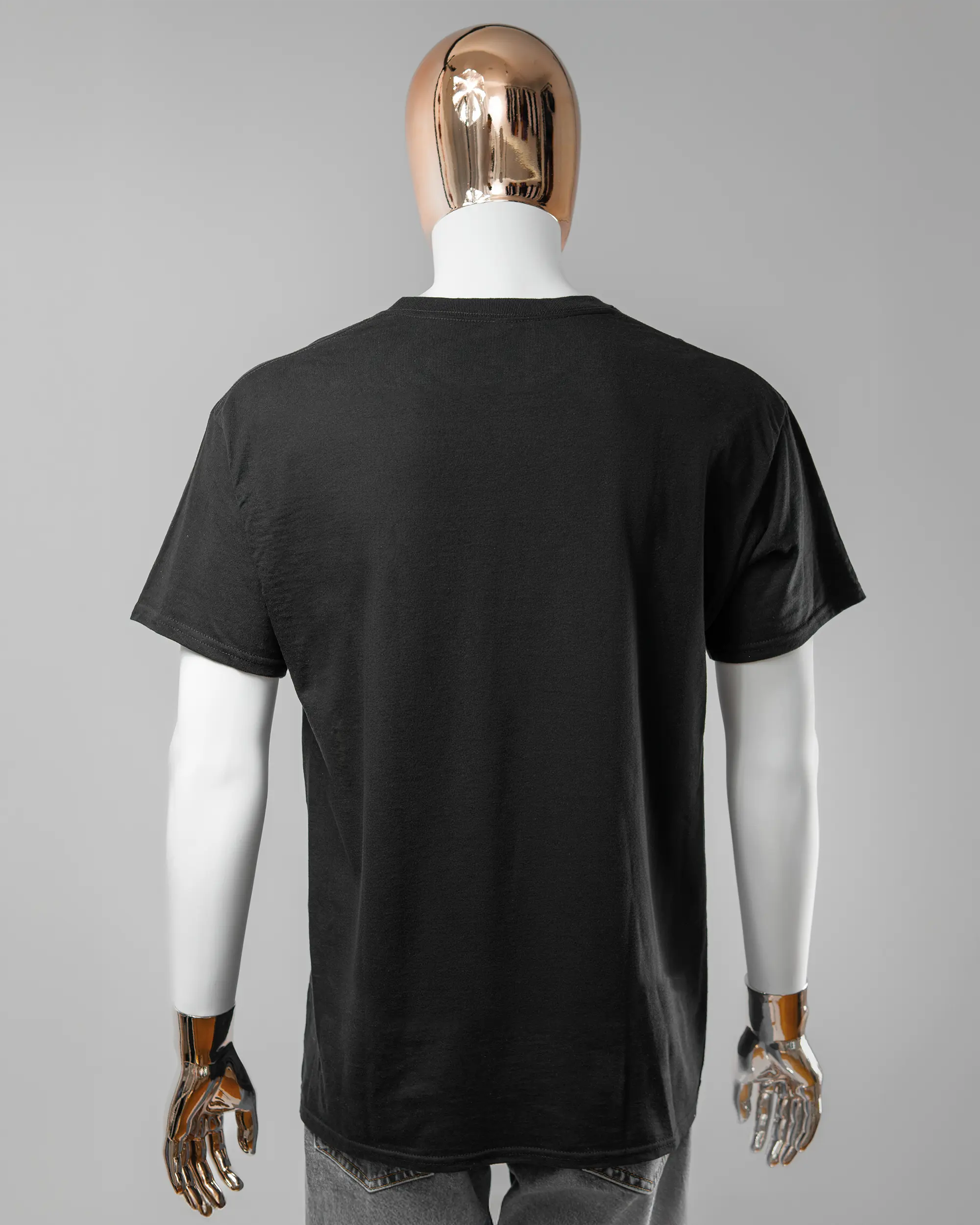 Rückseite des Basic Unisex T-Shirt Regular von Maondo ohne Motiv in der Farbe Black und in der Größe L getragen von einer maskulinen Puppe