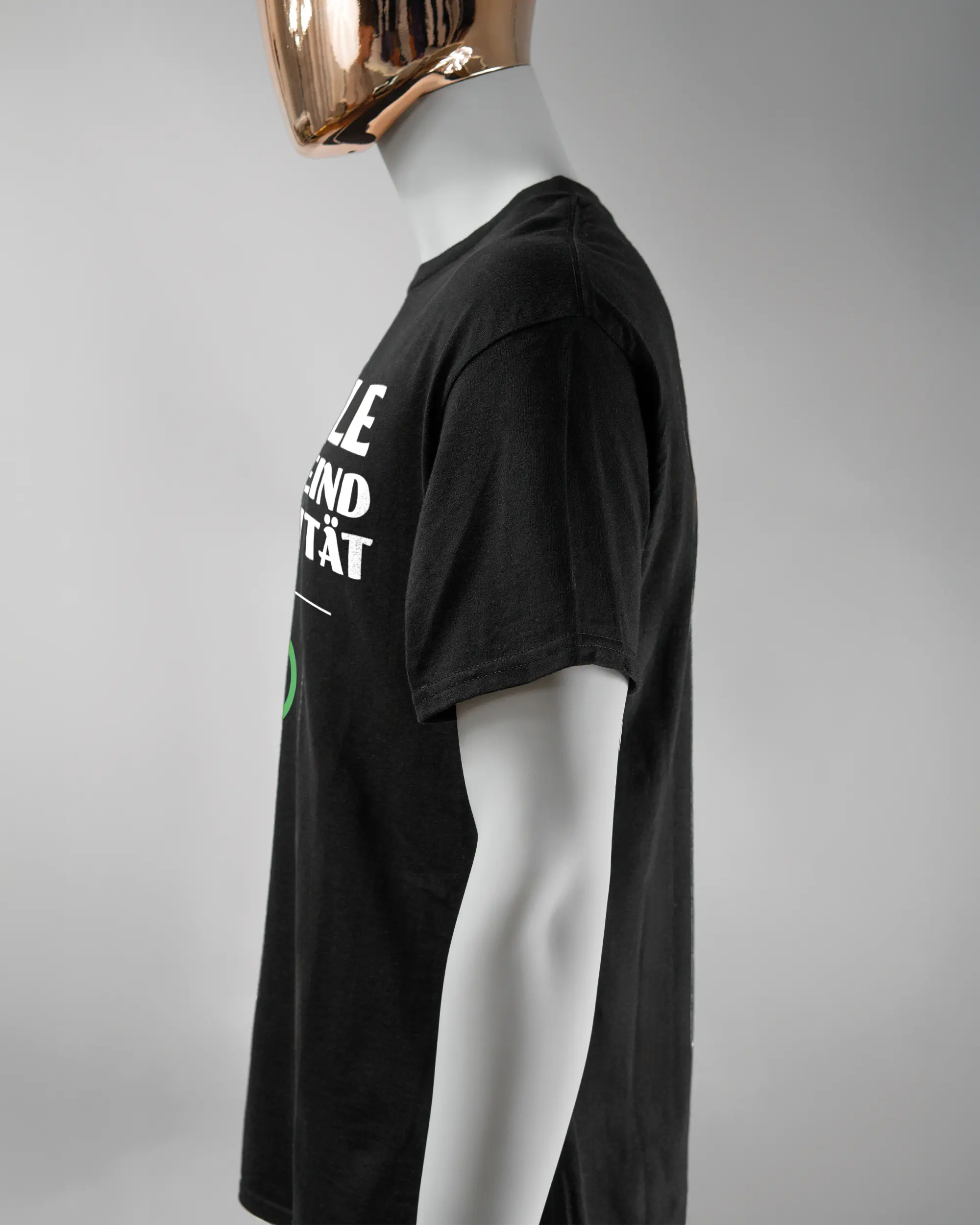 Seitenansicht des Basic Unisex T-Shirt Regular von Maondo mit dem Design Keine Eile vorne in der Farbe Black und in der Größe L getragen von einer maskulinen Puppe