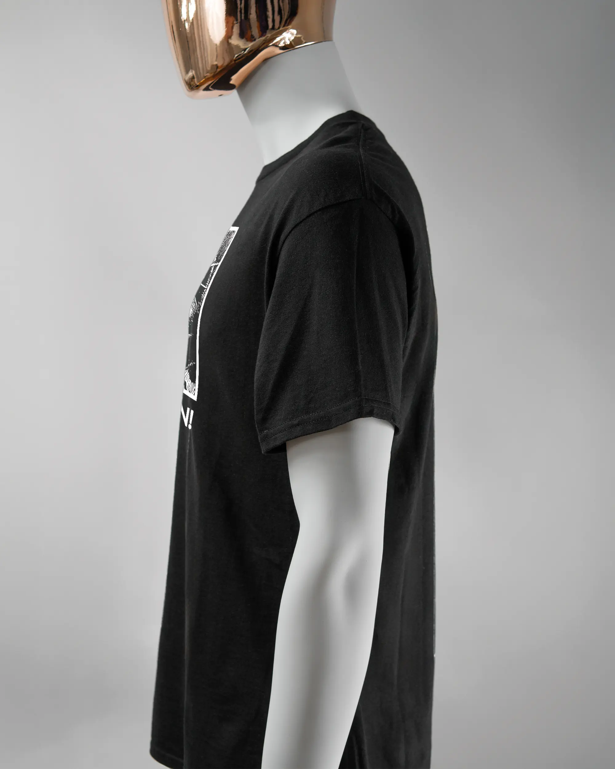 Seitenansicht des Basic Unisex T-Shirt Regular von Maondo mit dem Design Puny Human vorne in der Farbe Black und in der Größe L getragen von einer maskulinen Puppe