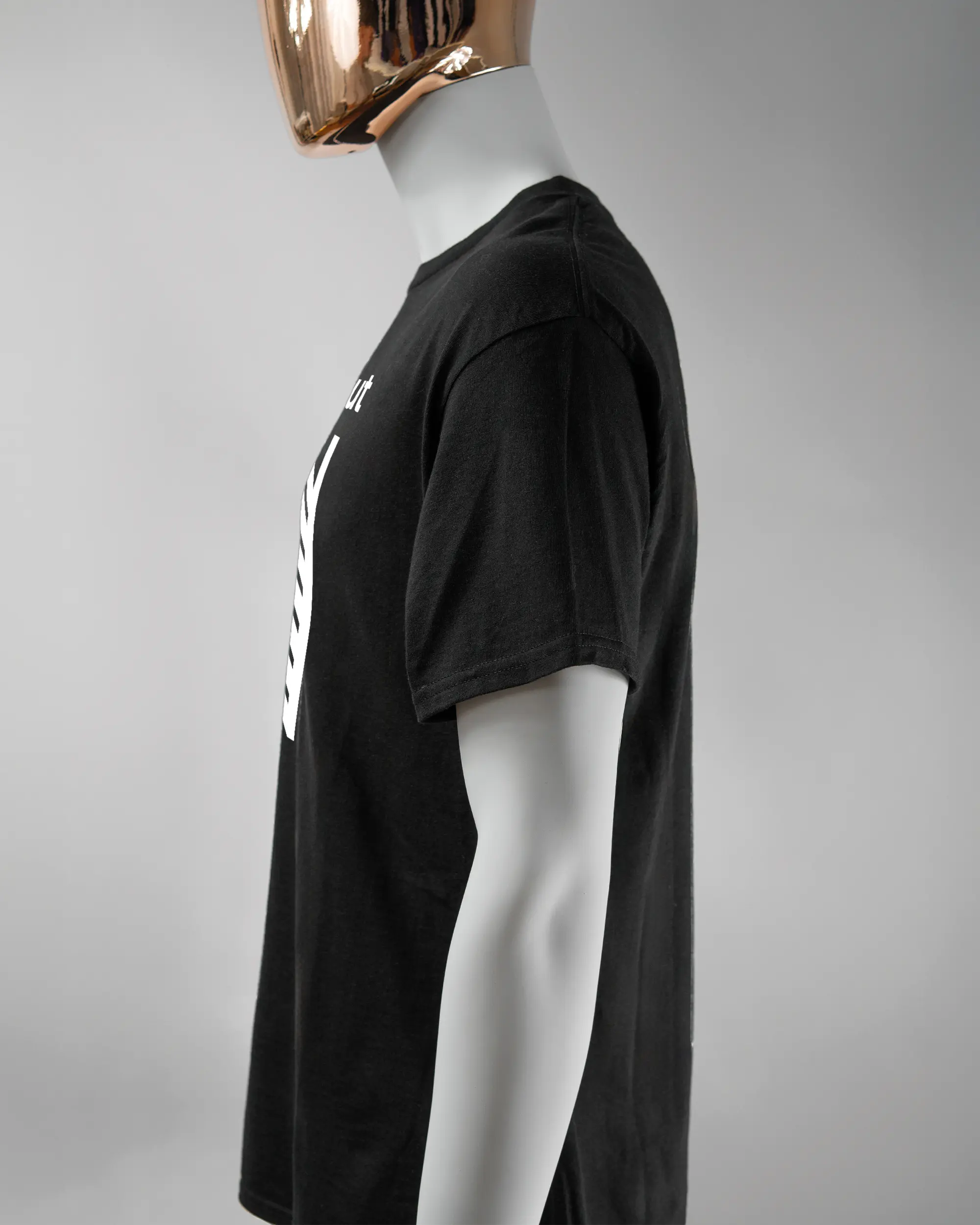 Seitenansicht des Basic Unisex T-Shirt Regular von Maondo mit dem Design How about nein vorne in der Farbe Black und in der Größe L getragen von einer maskulinen Puppe