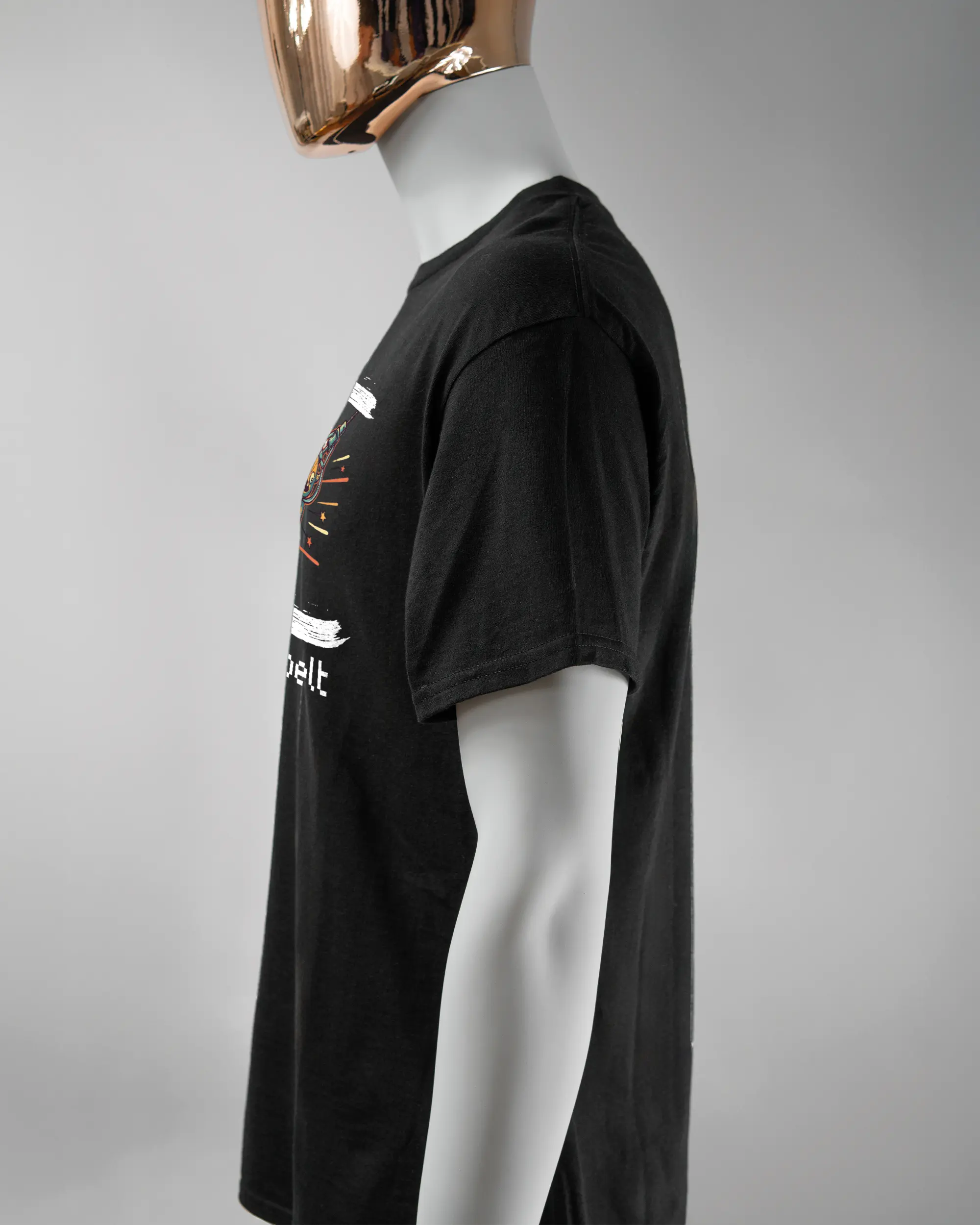 Seitenansicht des Basic Unisex T-Shirt Regular von Maondo mit dem Design System gedribbelt vorne in der Farbe Black und in der Größe L getragen von einer maskulinen Puppe