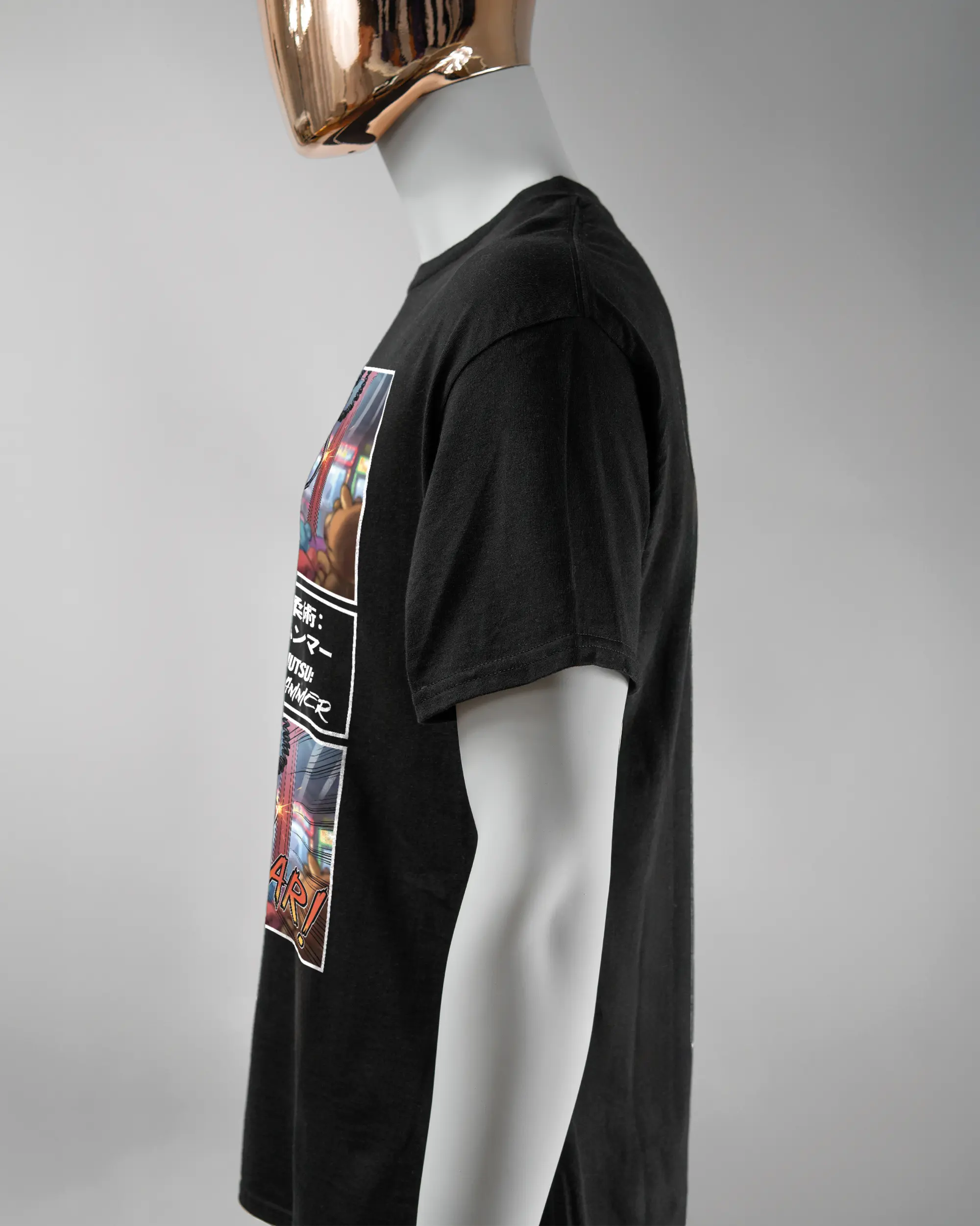 Seitenansicht des Basic Unisex T-Shirt Regular von Maondo mit dem Design Manga Stoff vorne in der Farbe Black und in der Größe L getragen von einer maskulinen Puppe