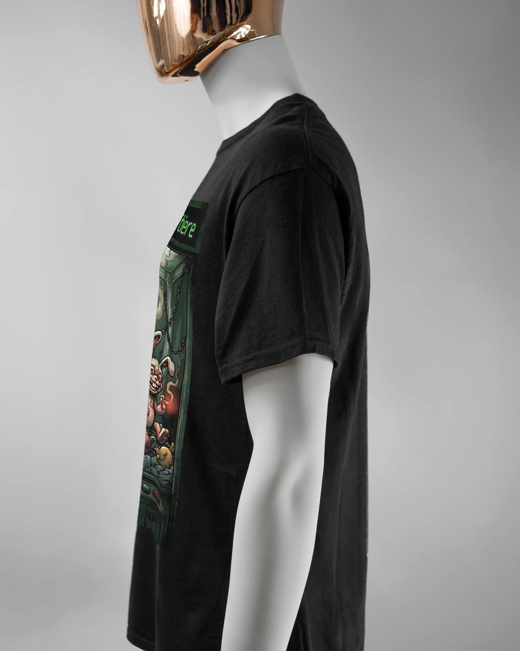 Seitenansicht des Basic Unisex T-Shirt Regular von Maondo mit dem Design Extrabreit vorne in der Farbe Black und in der Größe L getragen von einer maskulinen Puppe