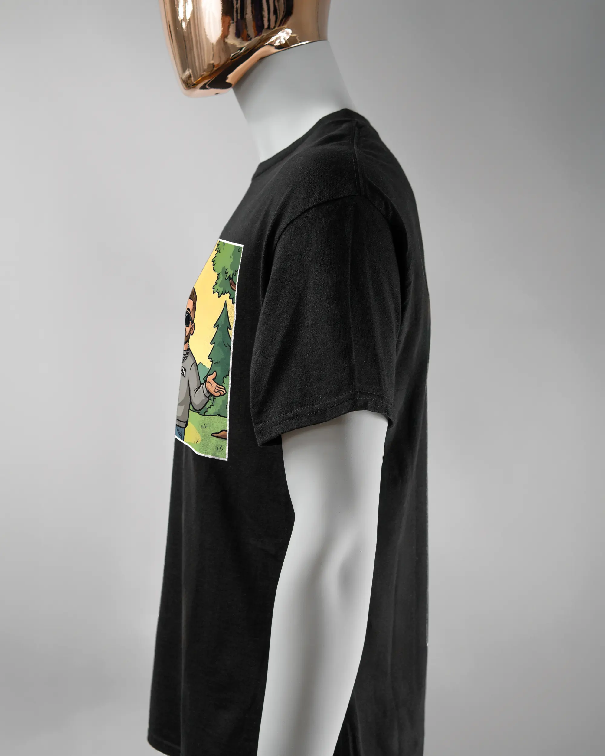 Seitenansicht des Basic Unisex T-Shirt Regular von Maondo mit dem Design Vollspannung vorne in der Farbe Black und in der Größe L getragen von einer maskulinen Puppe