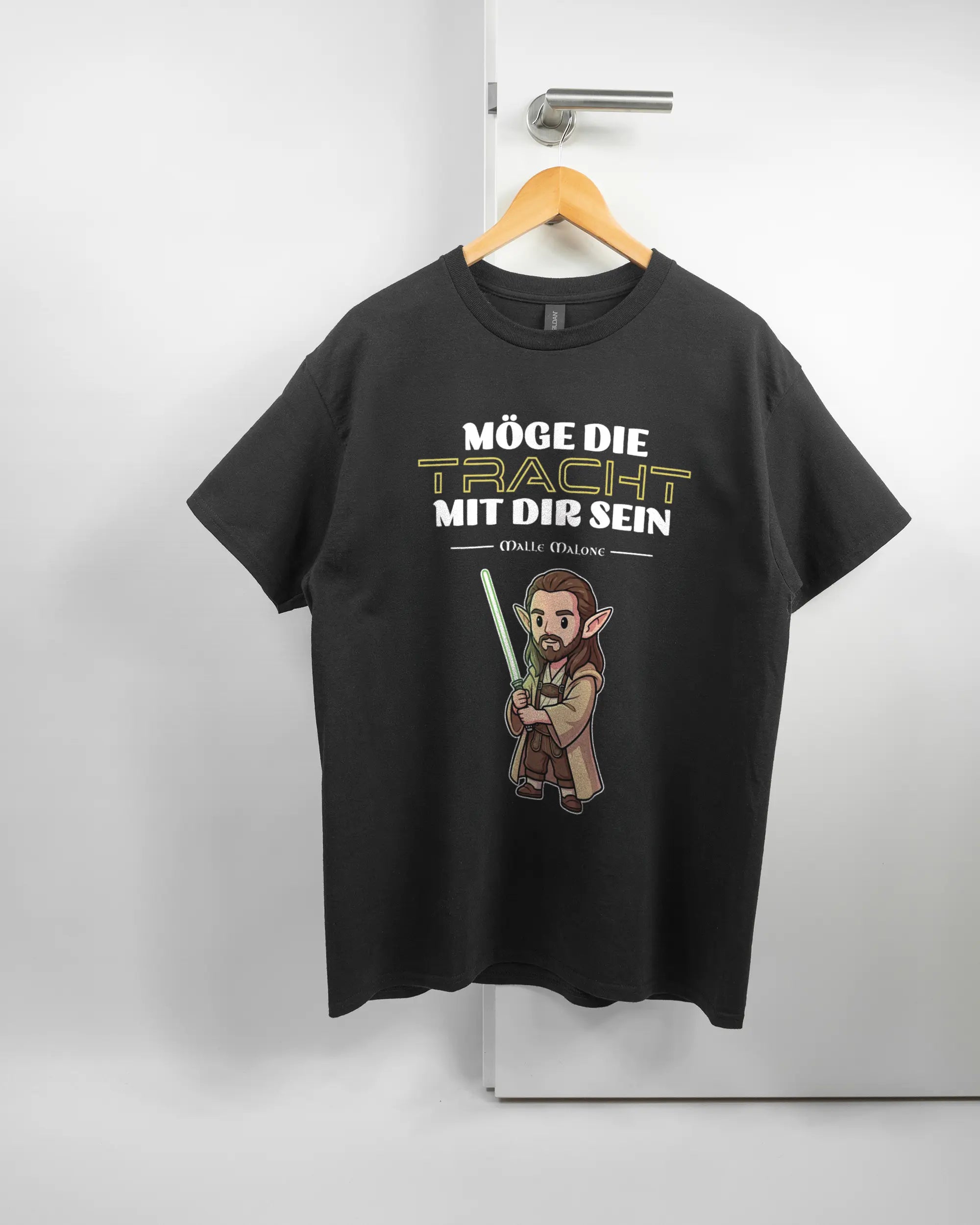 Vorderseite des Basic Unisex T-Shirt Regular von Maondo mit dem Design Tracht mit dir in der Farbe Black und in der Größe L auf einem Bügel an der Türklinke aufgehängt