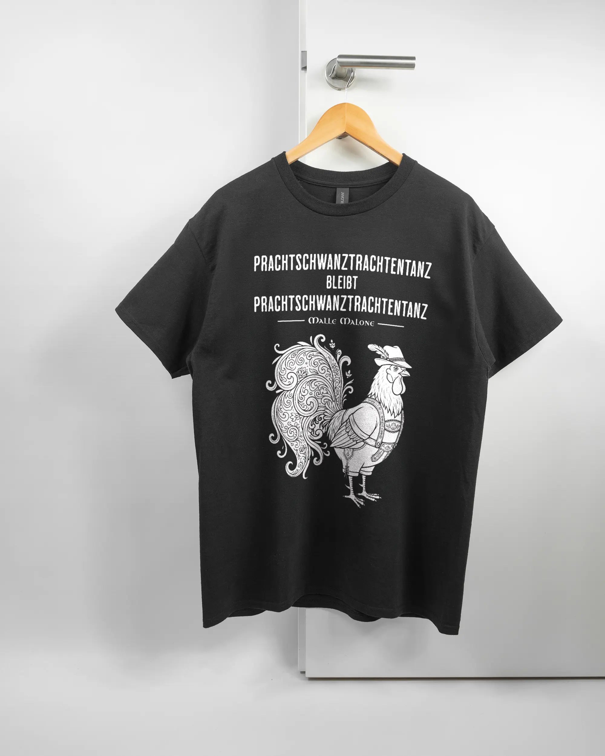 Vorderseite des Basic Unisex T-Shirt Regular von Maondo mit dem Design Trachtentanz in der Farbe Black und in der Größe L auf einem Bügel an der Türklinke aufgehängt