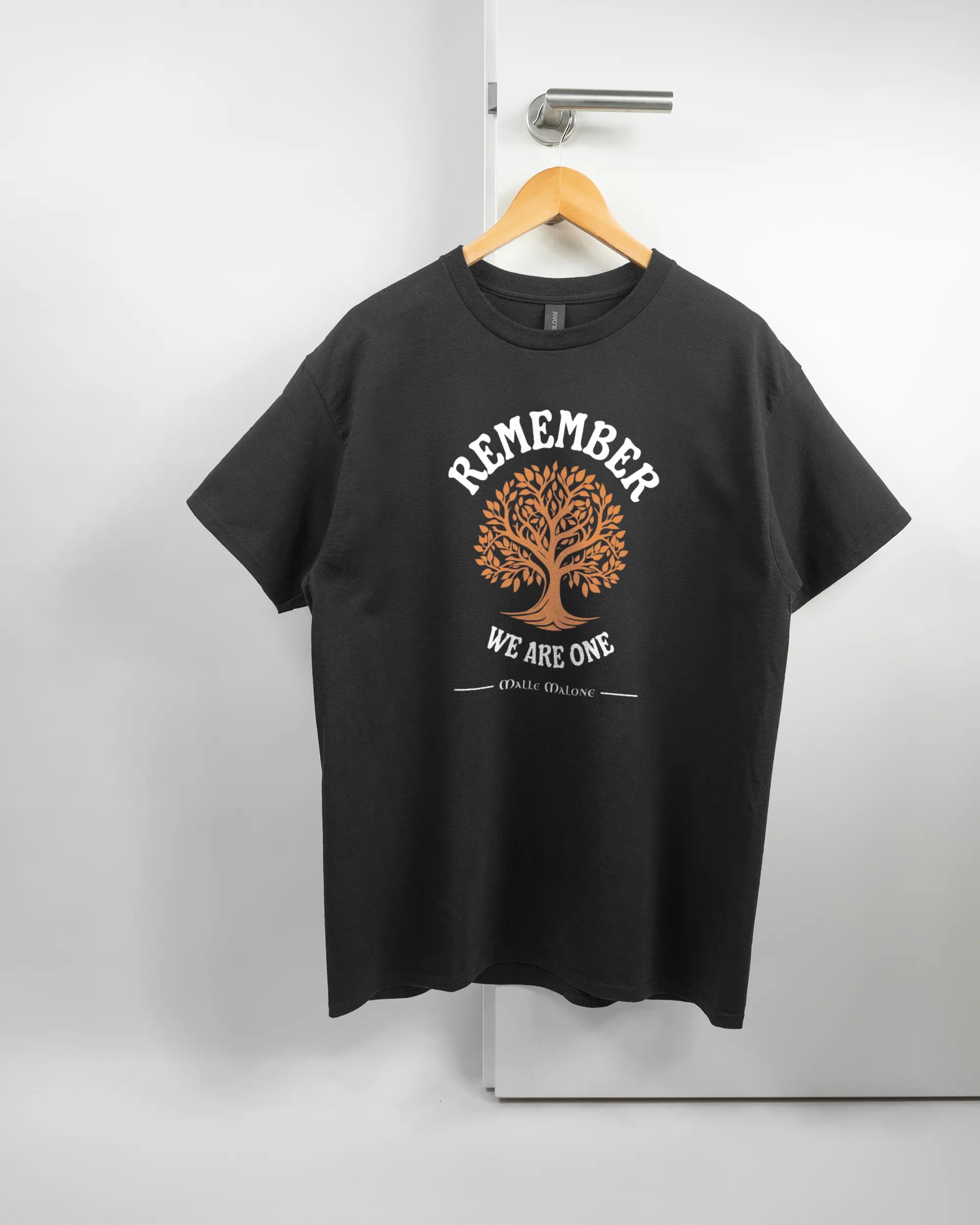Vorderseite des Basic Unisex T-Shirt Regular von Maondo mit dem Design We are one in der Farbe Black und in der Größe L auf einem Bügel an der Türklinke aufgehängt