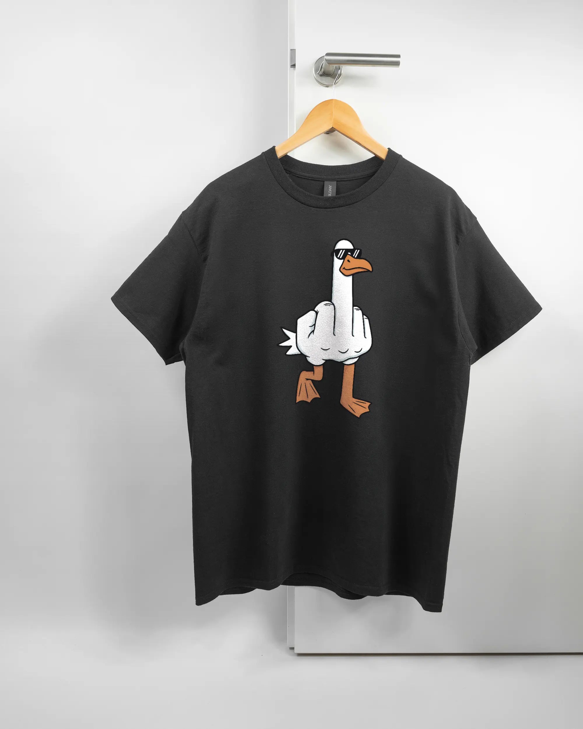 Vorderseite des Basic Unisex T-Shirt Regular von Maondo mit dem Design I give a duck in der Farbe Black und in der Größe L auf einem Bügel an der Türklinke aufgehängt
