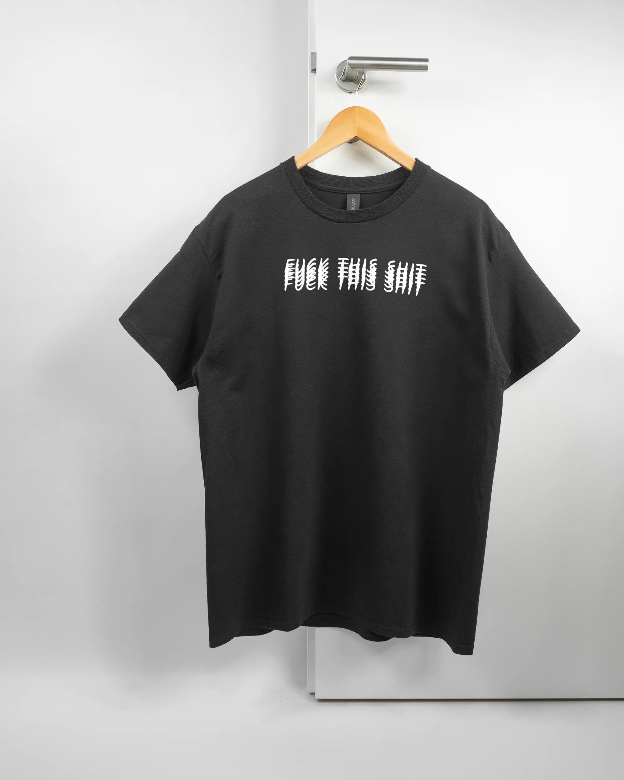 Vorderseite des Basic Unisex T-Shirt Regular von Maondo mit dem Design Hidden Message in der Farbe Black und in der Größe L auf einem Bügel an der Türklinke aufgehängt
