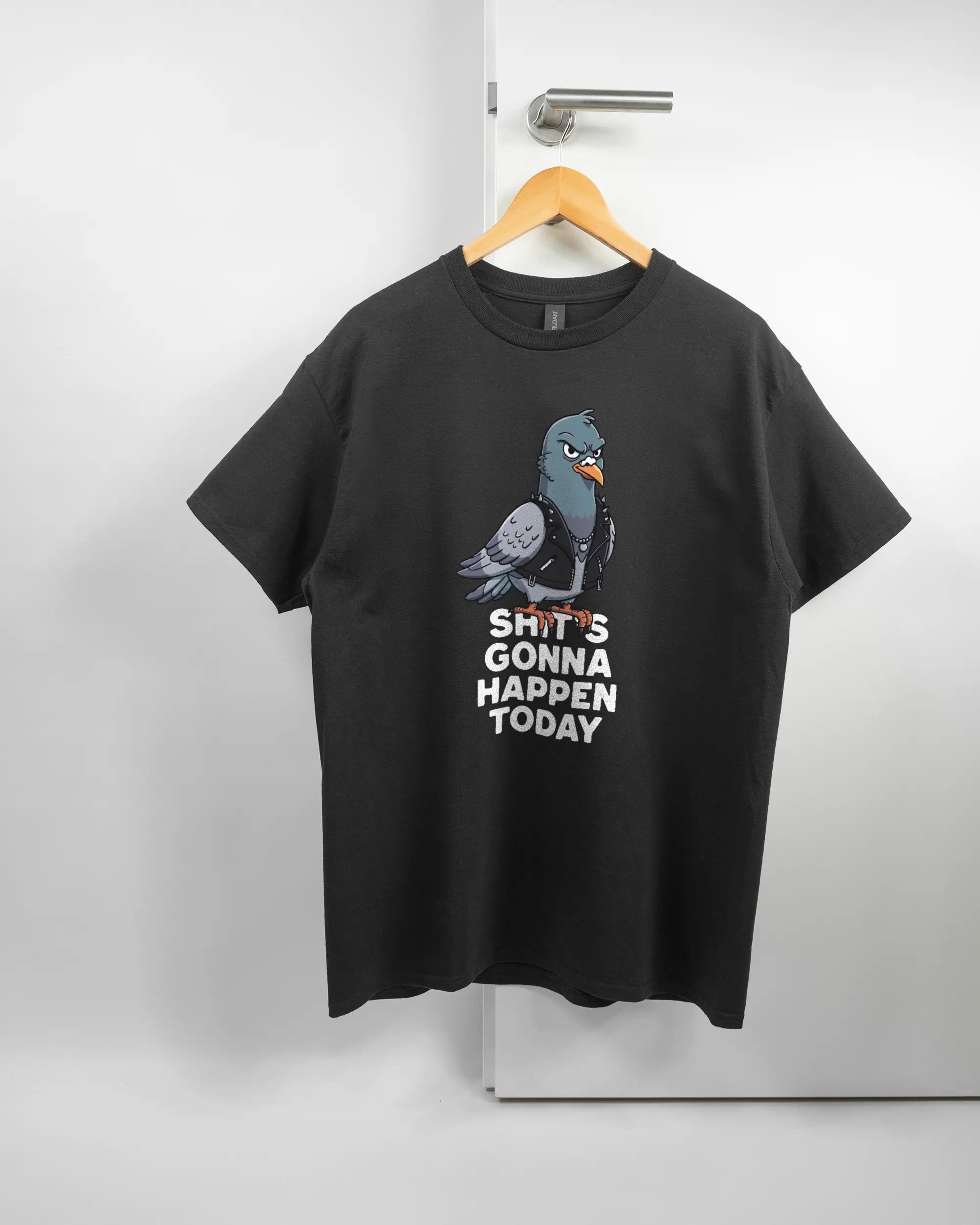 Vorderseite des Basic Unisex T-Shirt Regular von Maondo mit dem Design Pigeon Pun in der Farbe Black und in der Größe L auf einem Bügel an der Türklinke aufgehängt
