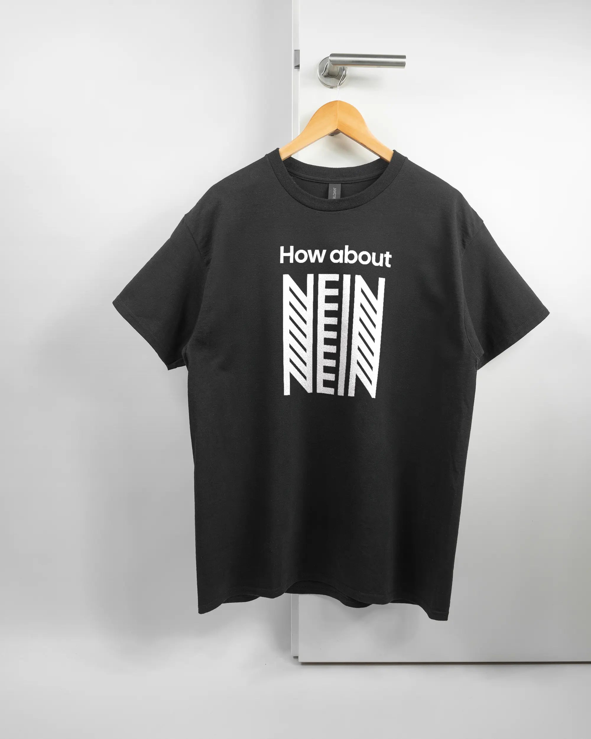 Vorderseite des Basic Unisex T-Shirt Regular von Maondo mit dem Design How about nein in der Farbe Black und in der Größe L auf einem Bügel an der Türklinke aufgehängt