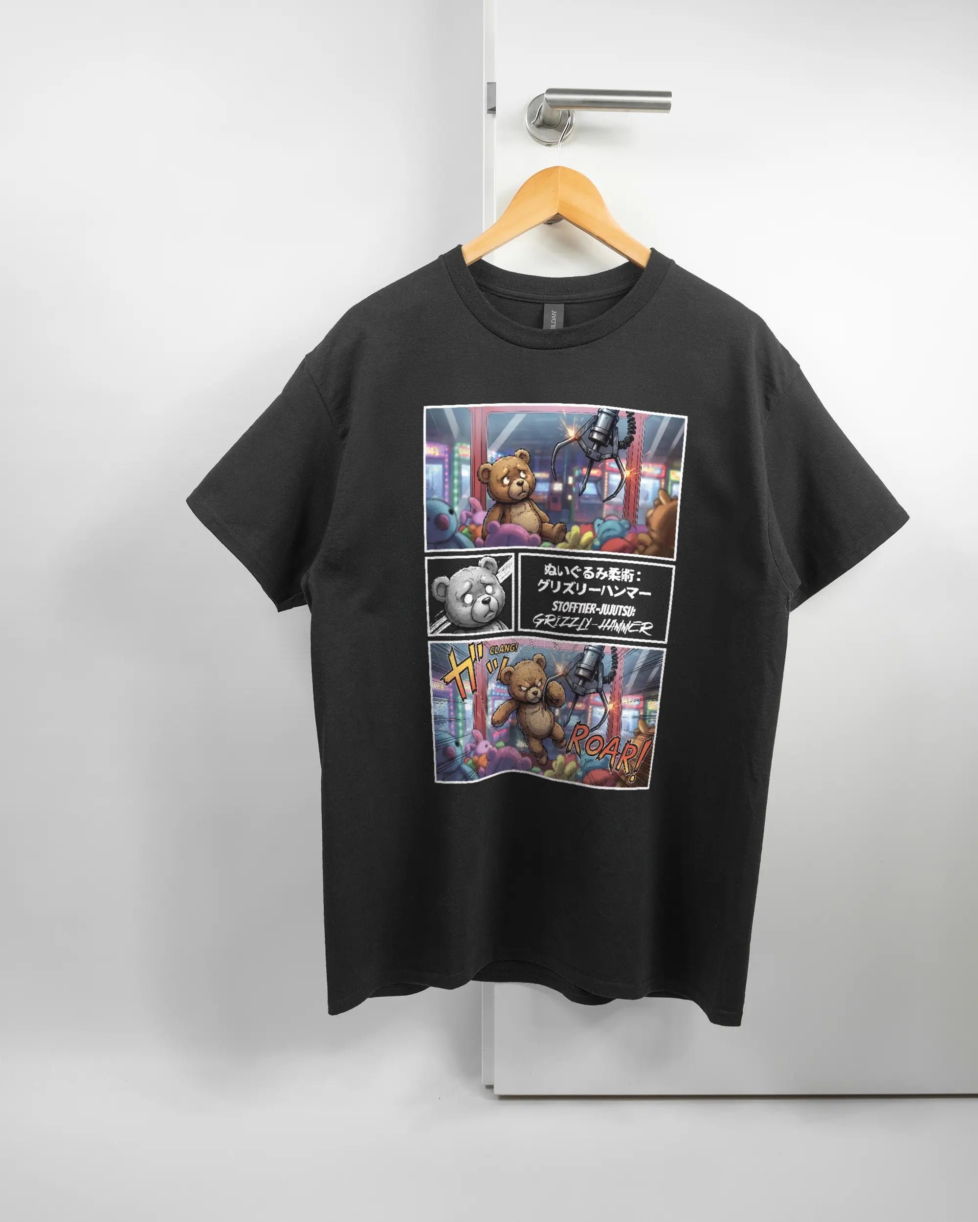 Vorderseite des Basic Unisex T-Shirt Regular von Maondo mit dem Design Manga Stoff in der Farbe Black und in der Größe L auf einem Bügel an der Türklinke aufgehängt