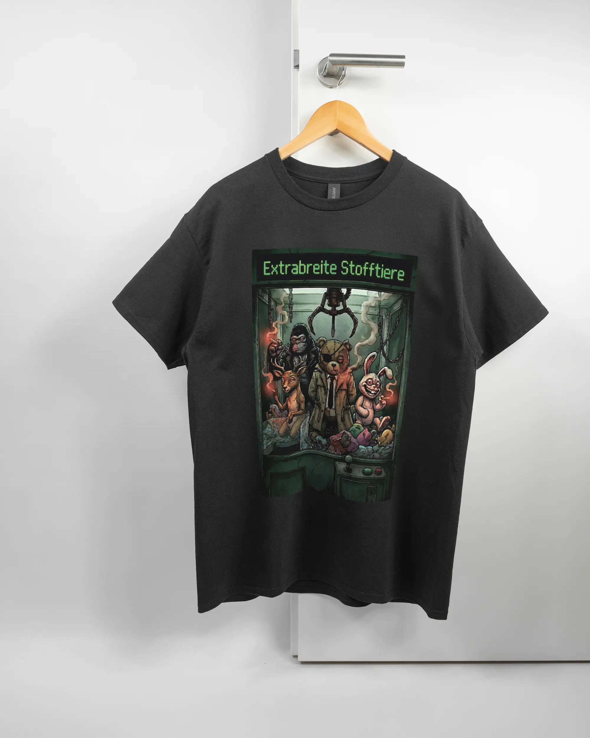 Vorderseite des Basic Unisex T-Shirt Regular von Maondo mit dem Design Extrabreit in der Farbe Black und in der Größe L auf einem Bügel an der Türklinke aufgehängt