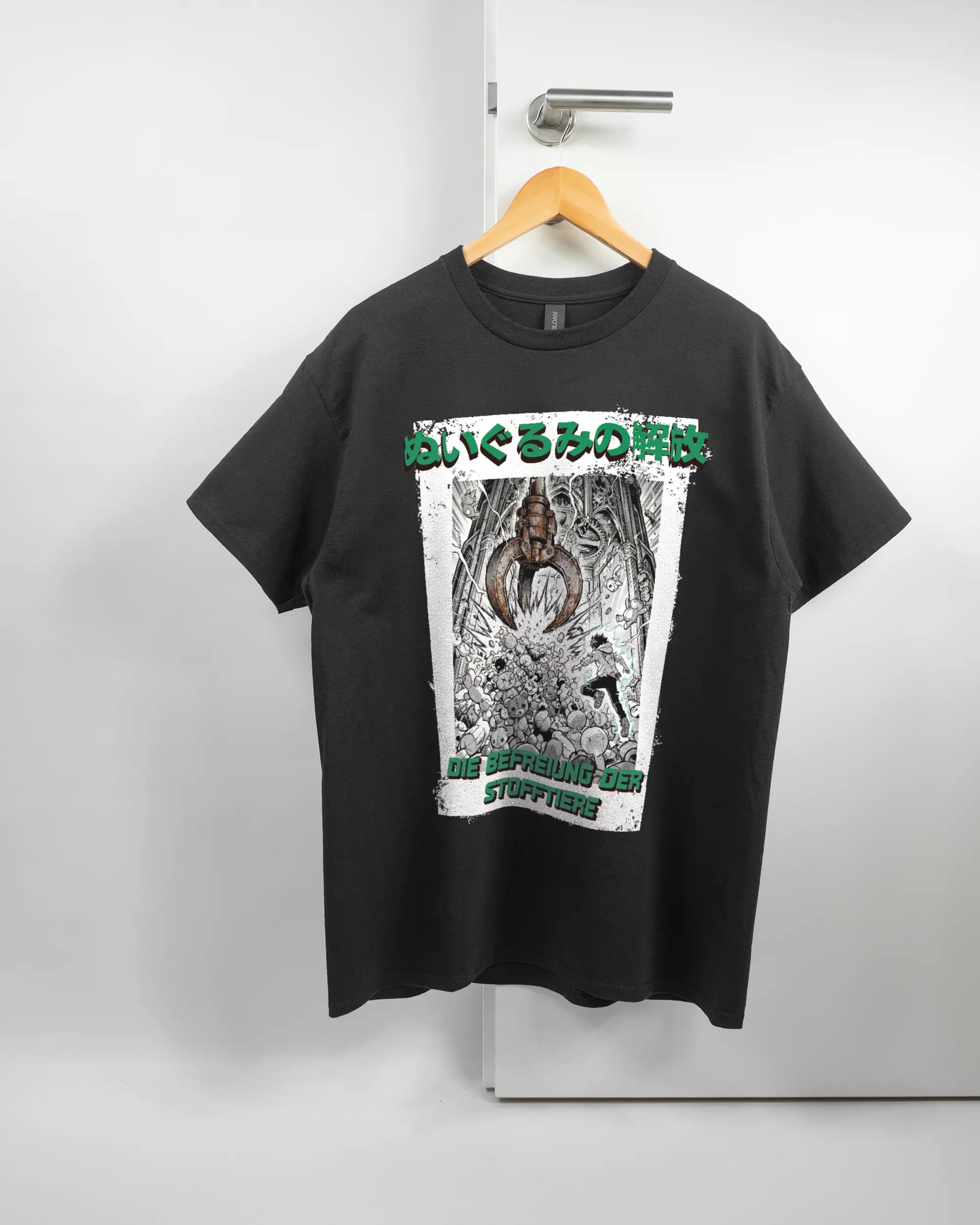 Vorderseite des Basic Unisex T-Shirt Regular von Maondo mit dem Design Save 1 Stofftier in der Farbe Black und in der Größe L auf einem Bügel an der Türklinke aufgehängt