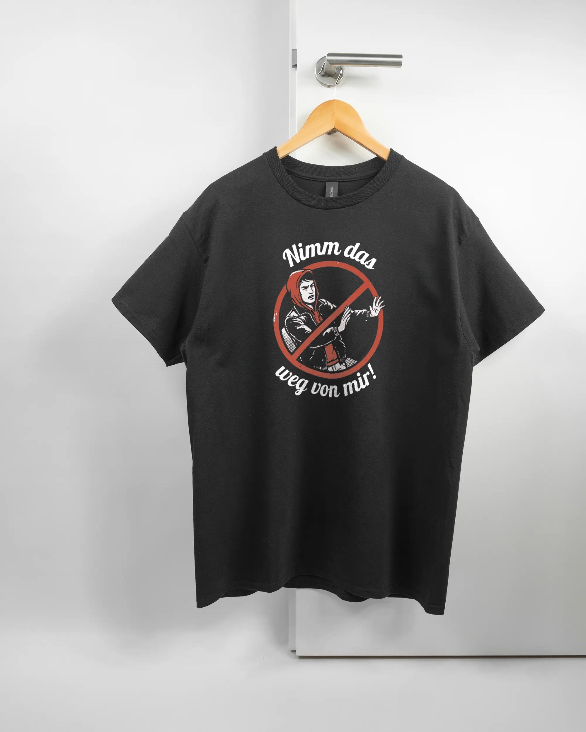 Vorderseite des Basic Unisex T-Shirt Regular von Maondo mit dem Design Nimm das weg in der Farbe Black und in der Größe L auf einem Bügel an der Türklinke aufgehängt