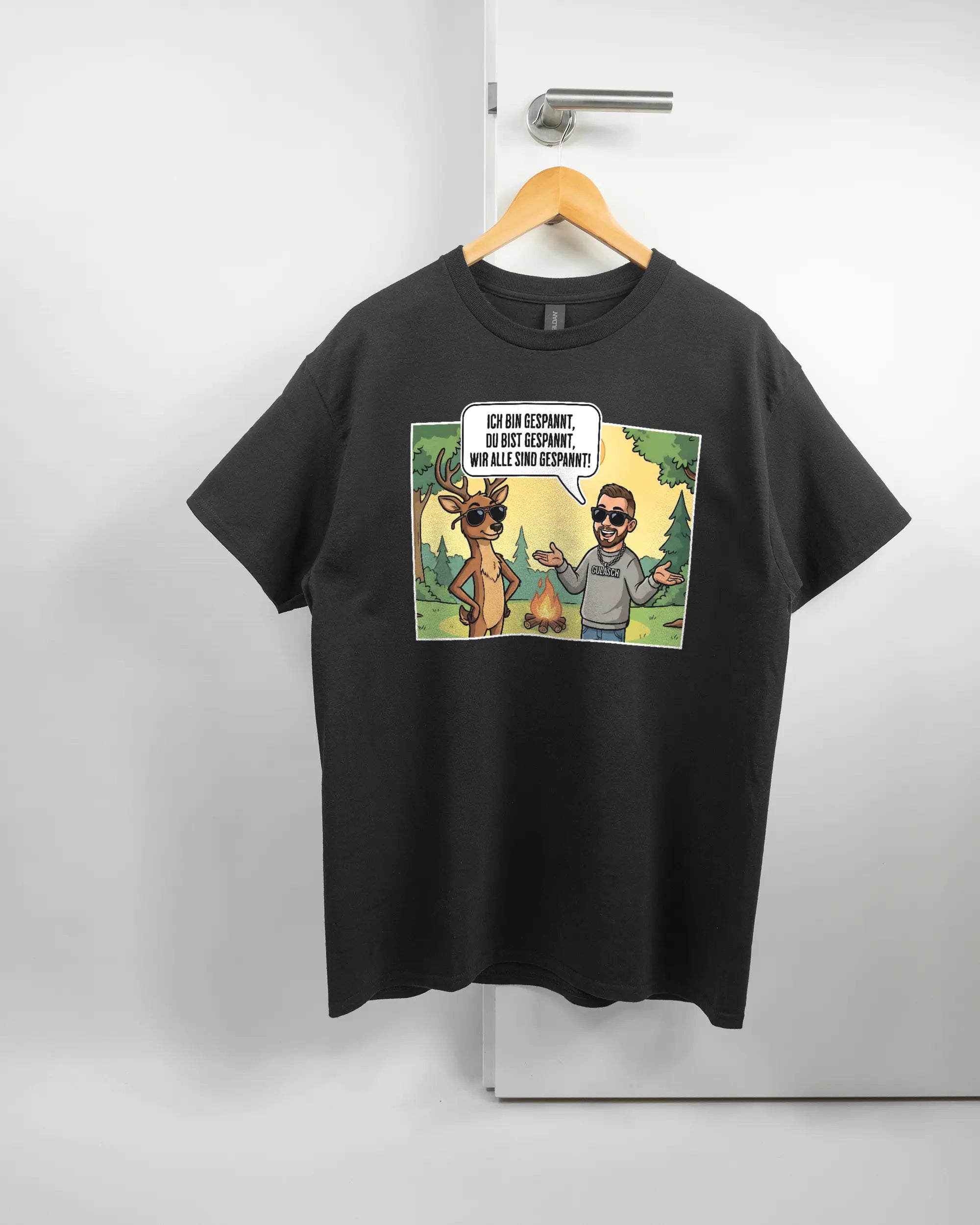 Vorderseite des Basic Unisex T-Shirt Regular von Maondo mit dem Design Vollspannung in der Farbe Black und in der Größe L auf einem Bügel an der Türklinke aufgehängt