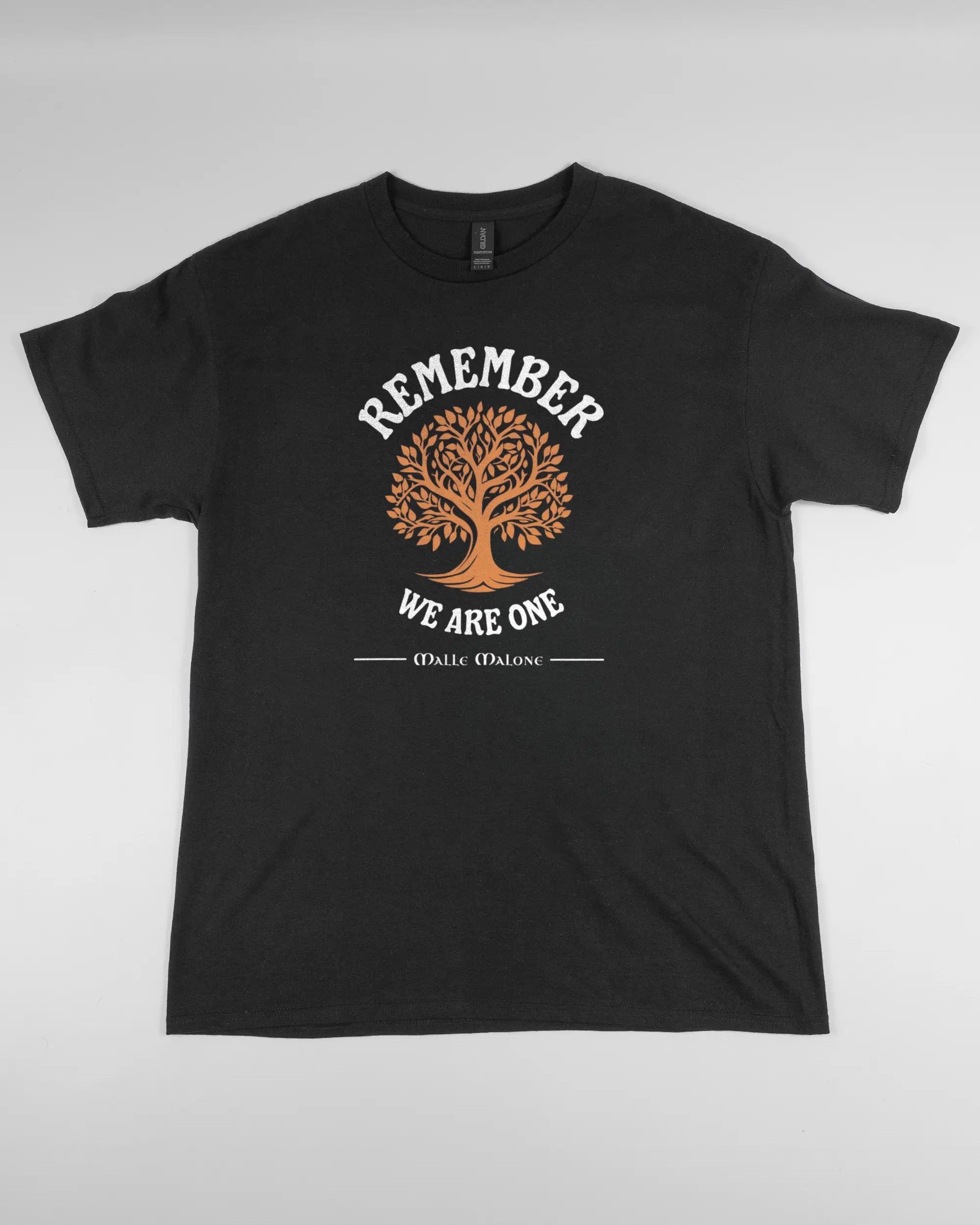 Vorderseite des Basic Unisex T-Shirt Regular von Maondo mit dem Design We are one in der Farbe Black und in der Größe L flach auf den Boden gelegt