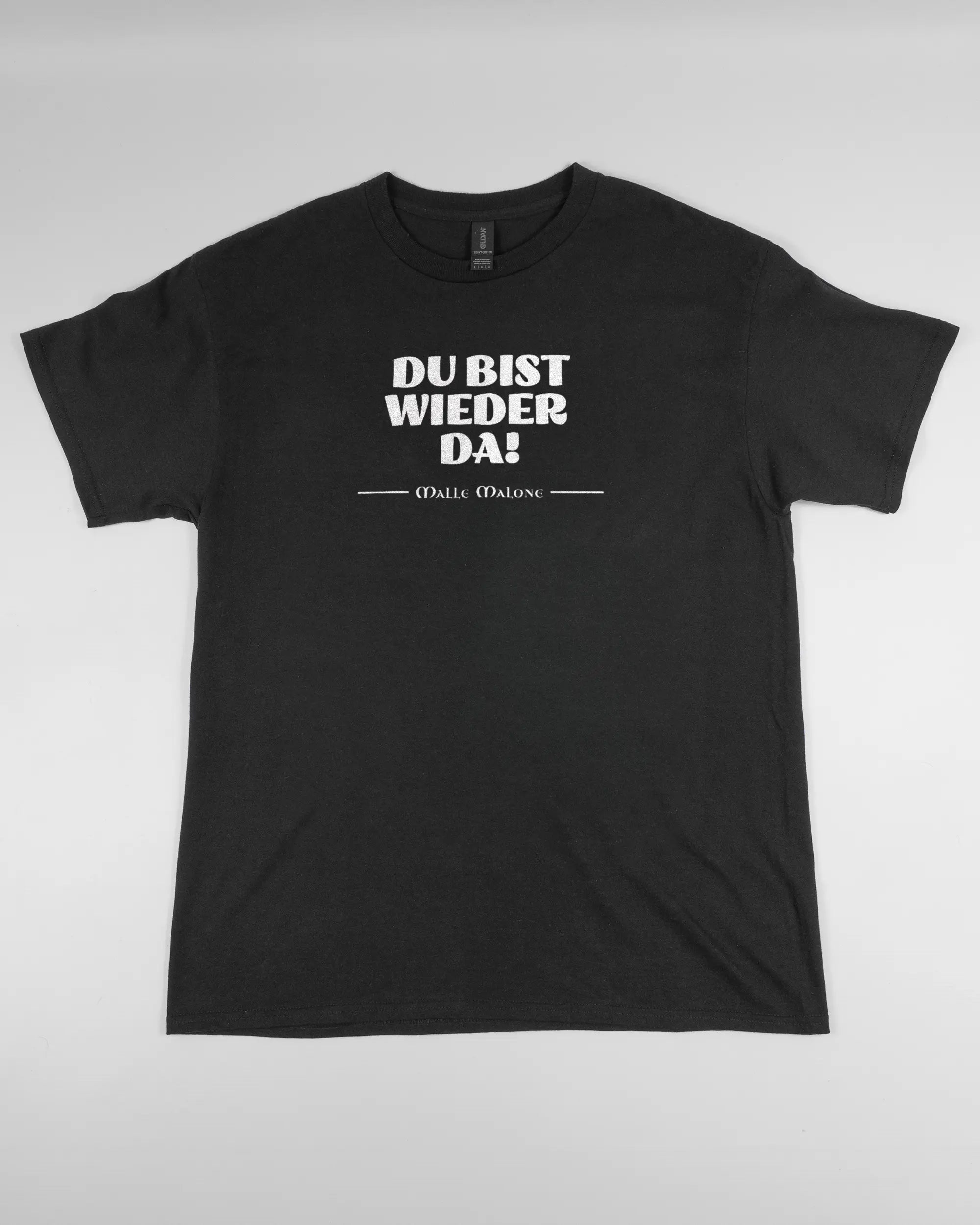 Vorderseite des Basic Unisex T-Shirt Regular von Maondo mit dem Design Wieder da in der Farbe Black und in der Größe L flach auf den Boden gelegt