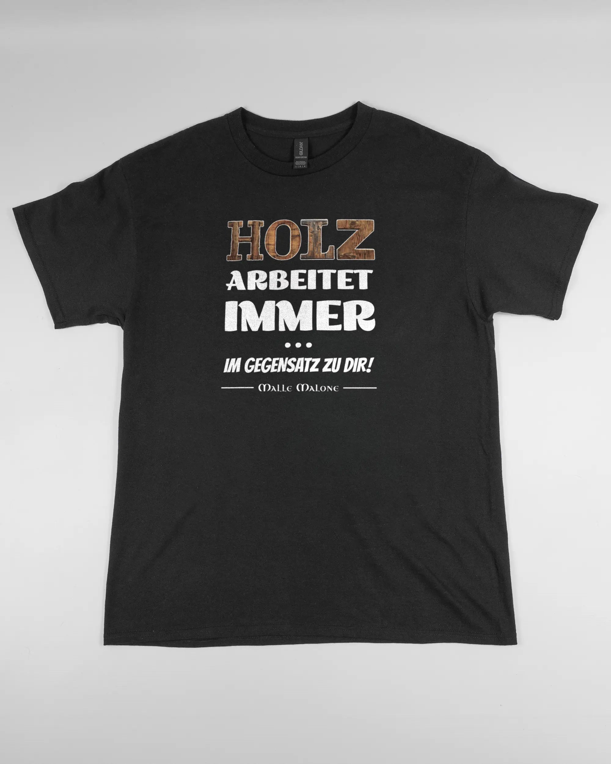Vorderseite des Basic Unisex T-Shirt Regular von Maondo mit dem Design Holzarbeit in der Farbe Black und in der Größe L flach auf den Boden gelegt