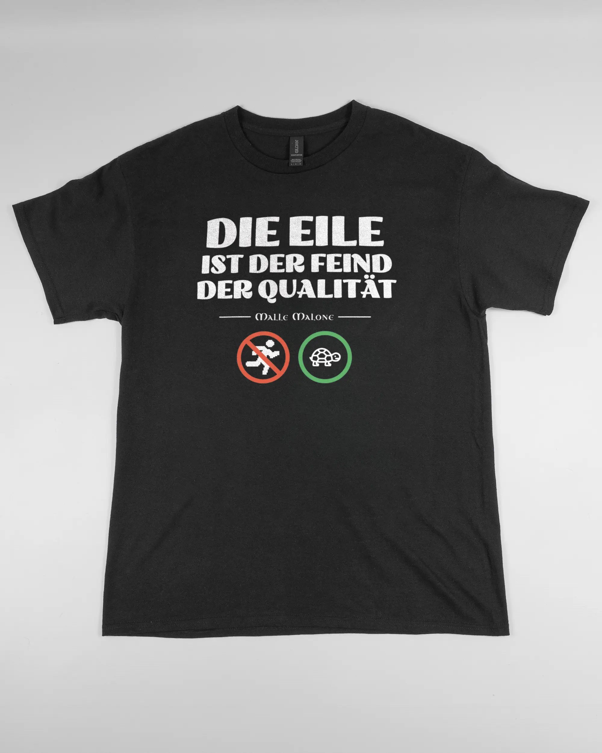 Vorderseite des Basic Unisex T-Shirt Regular von Maondo mit dem Design Keine Eile in der Farbe Black und in der Größe L flach auf den Boden gelegt