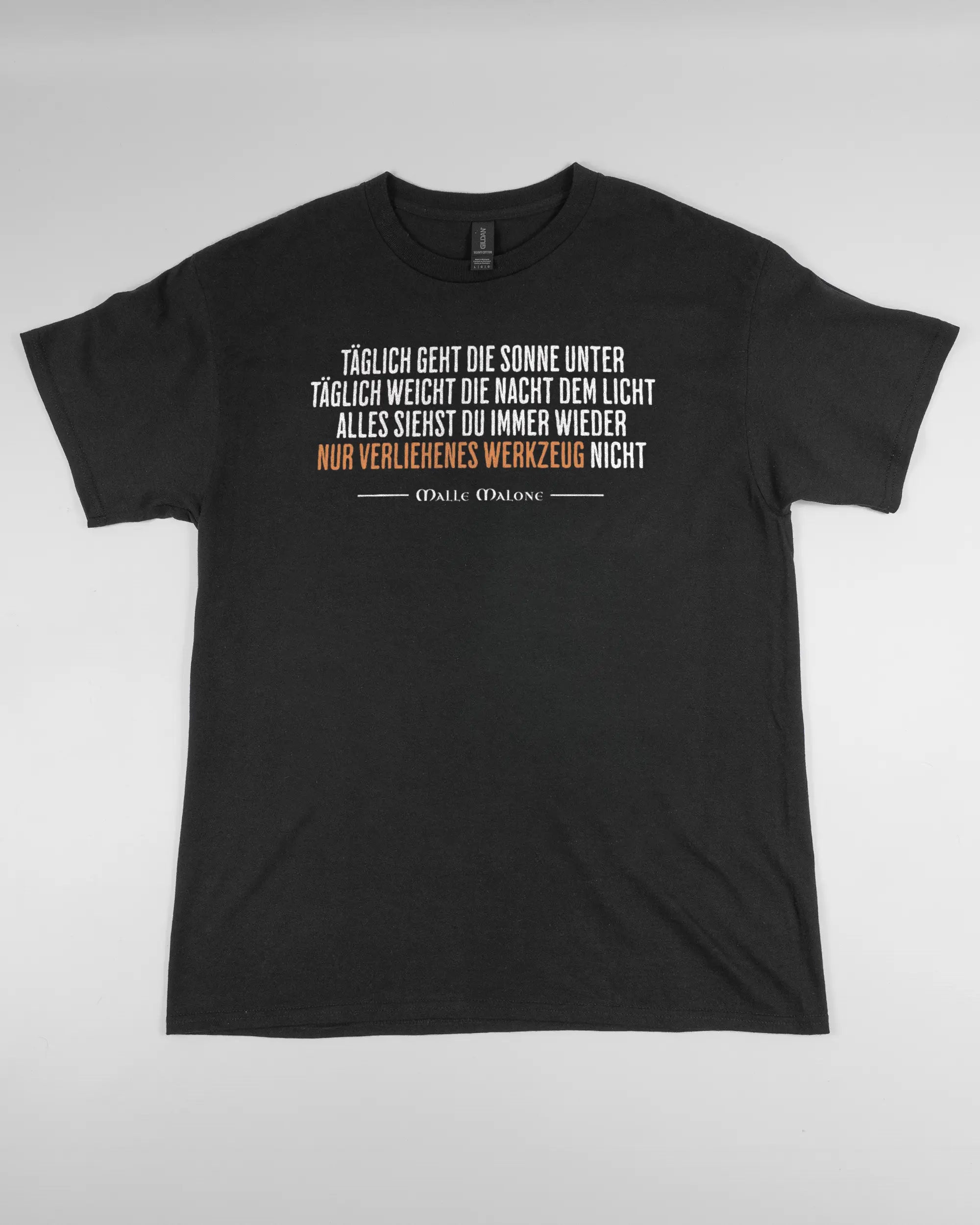 Vorderseite des Basic Unisex T-Shirt Regular von Maondo mit dem Design Wegzeug in der Farbe Black und in der Größe L flach auf den Boden gelegt