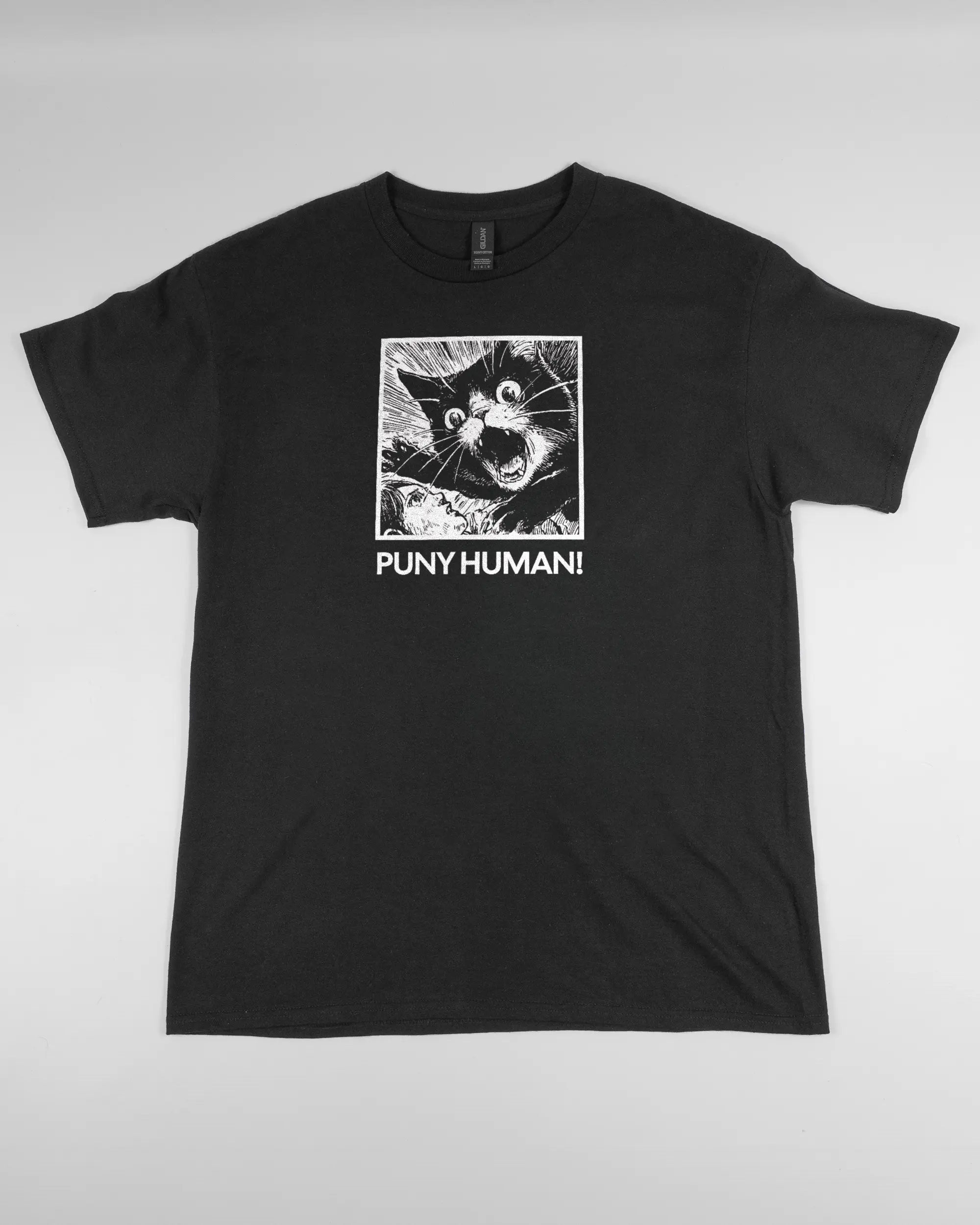 Vorderseite des Basic Unisex T-Shirt Regular von Maondo mit dem Design Puny Human in der Farbe Black und in der Größe L flach auf den Boden gelegt