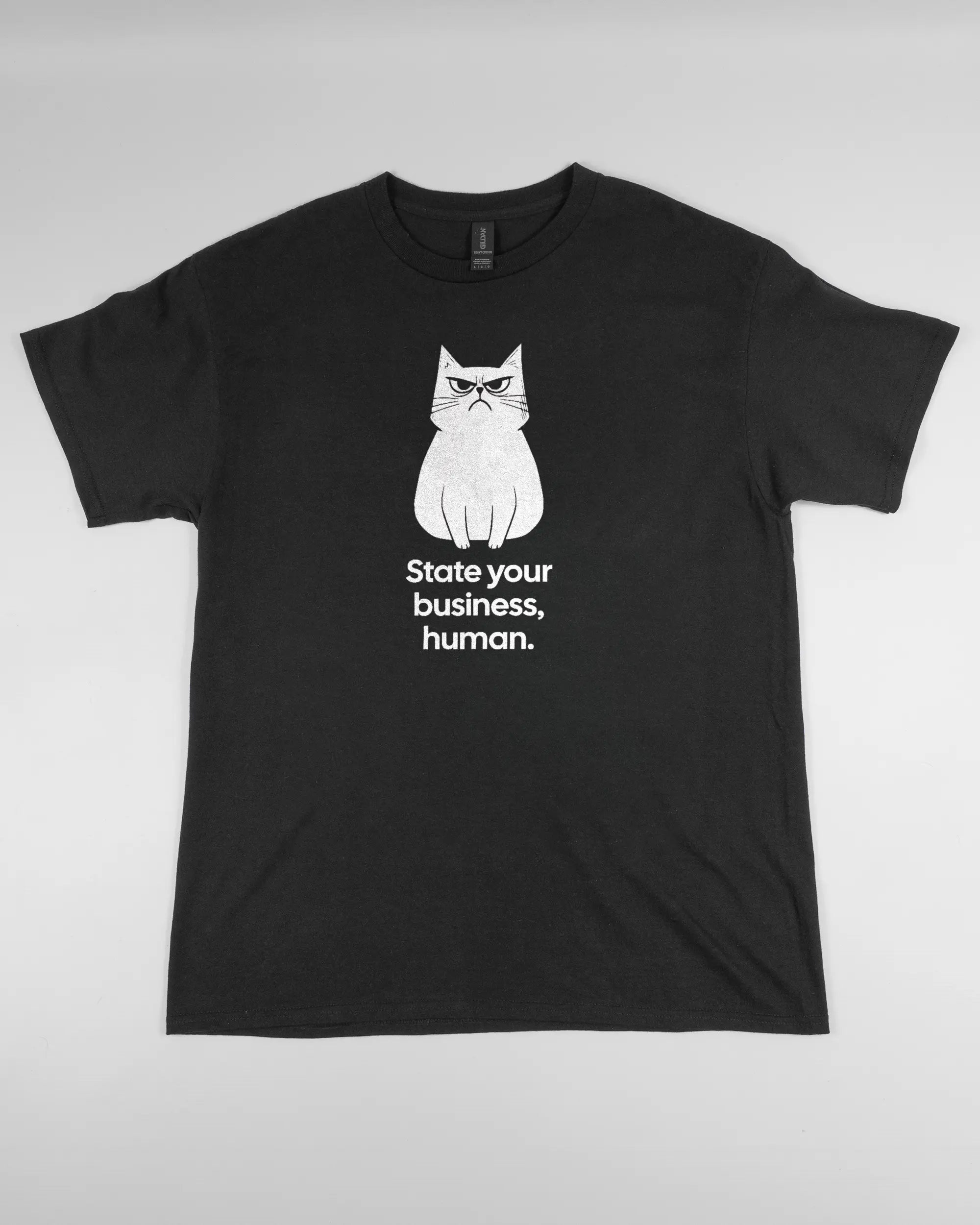 Vorderseite des Basic Unisex T-Shirt Regular von Maondo mit dem Design Grumpy Purr in der Farbe Black und in der Größe L flach auf den Boden gelegt