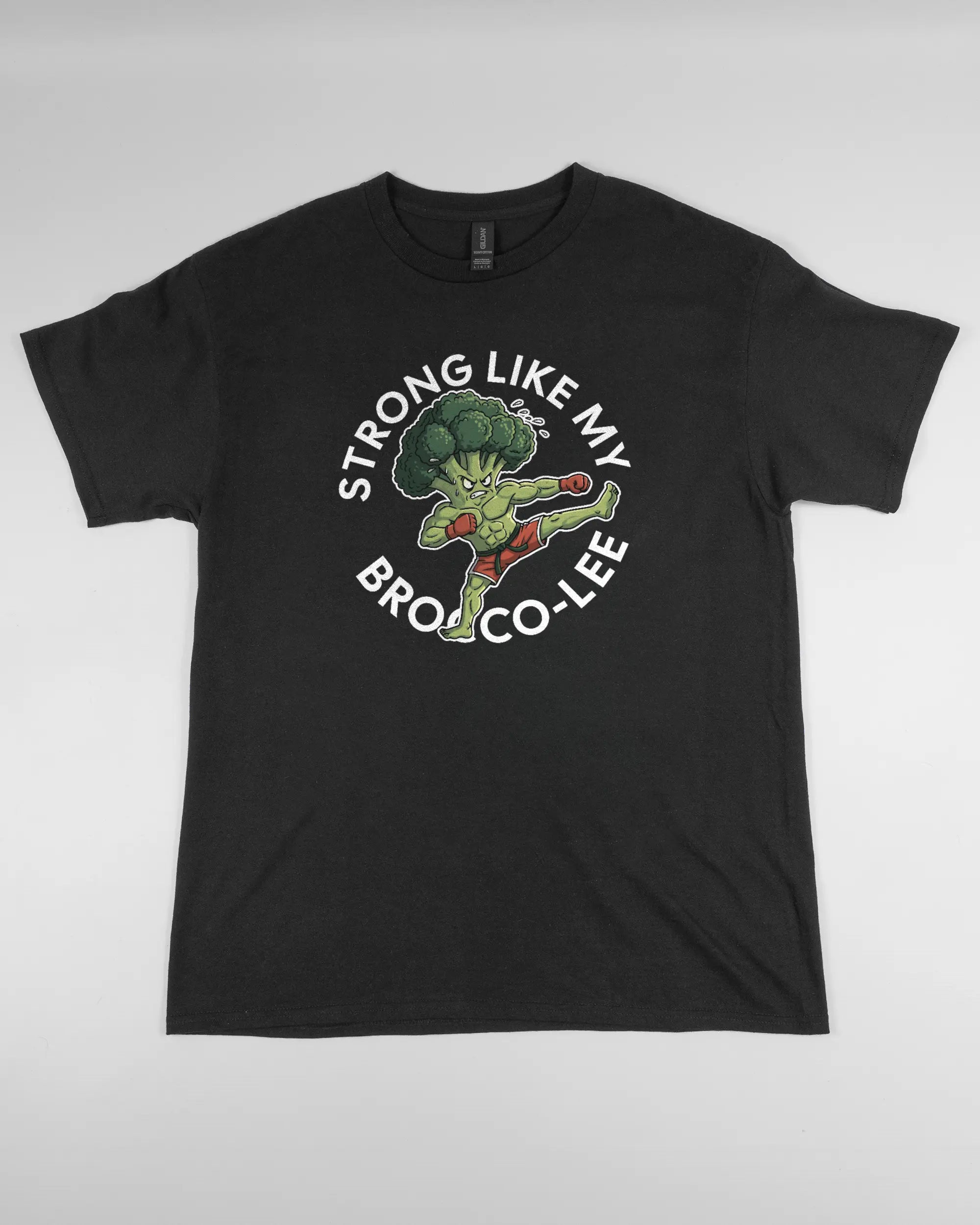Vorderseite des Basic Unisex T-Shirt Regular von Maondo mit dem Design Brocco-Lee in der Farbe Black und in der Größe L flach auf den Boden gelegt