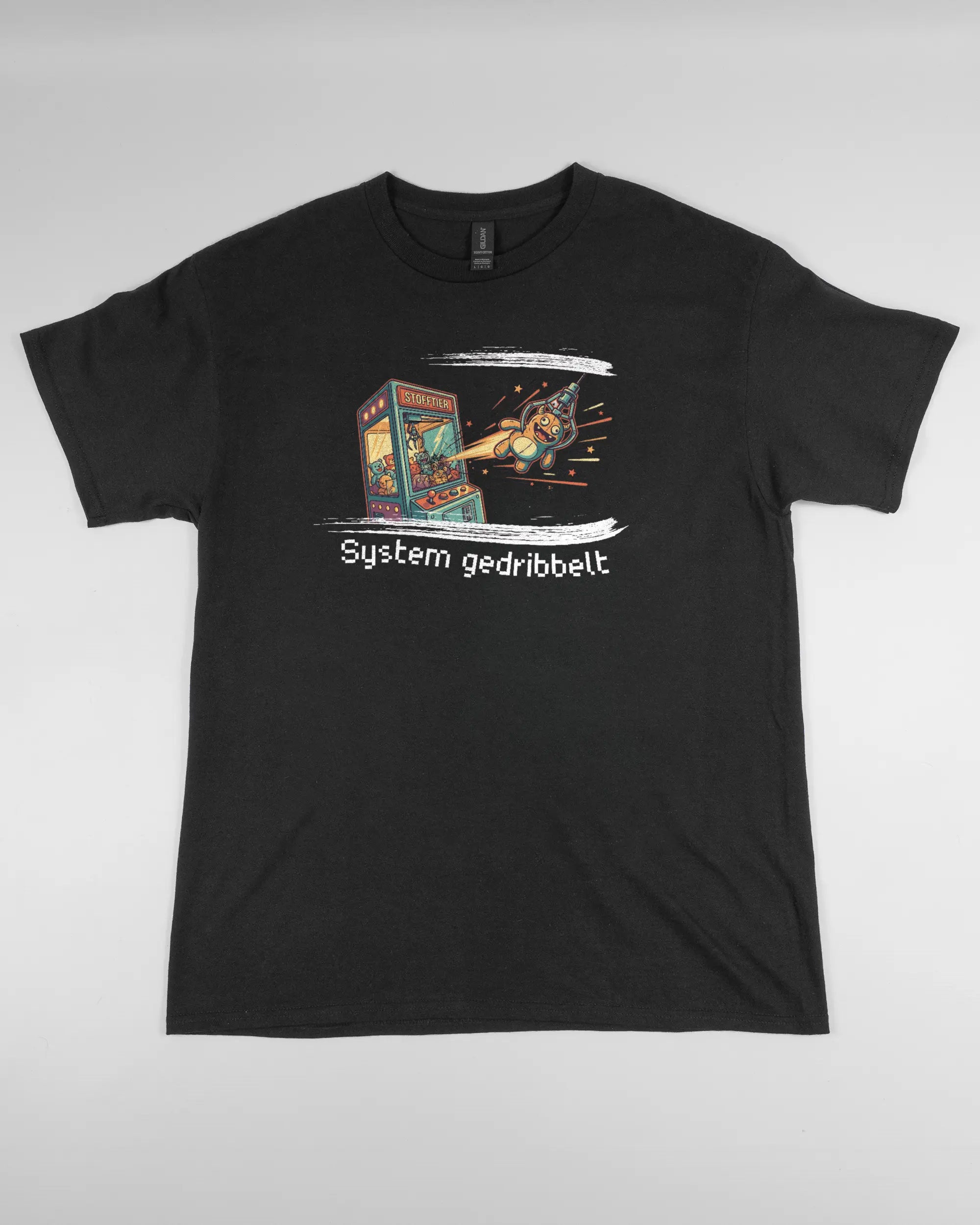 Vorderseite des Basic Unisex T-Shirt Regular von Maondo mit dem Design System gedribbelt in der Farbe Black und in der Größe L flach auf den Boden gelegt